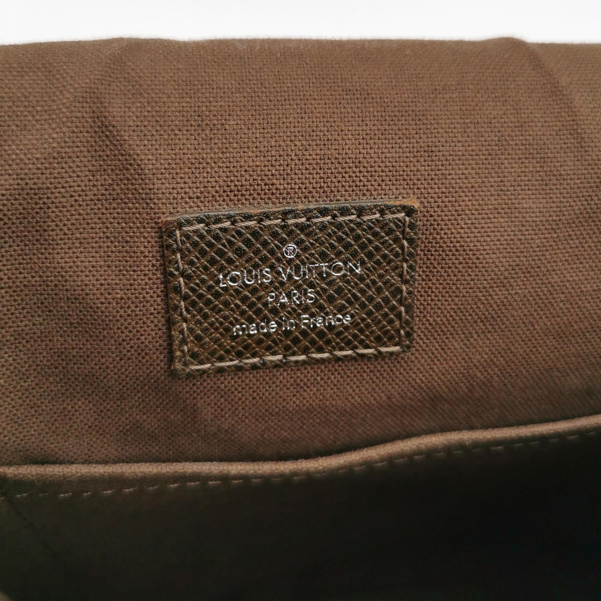 Louis Vuitton Louis Vuitton (LV) Cowhide Solid Color Flap Crossbody Bag - Size ONE SIZE - 3 Thumbnail