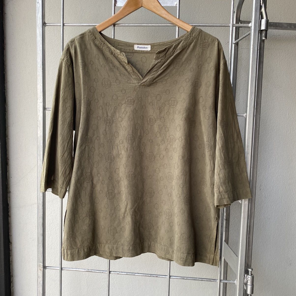 Issey Miyake Plantation Khaki V-Neck 3/4 Sleeve Blouse with Subtle Print Size M / US 6-8 / IT 42-44 - 1 Thumbnail