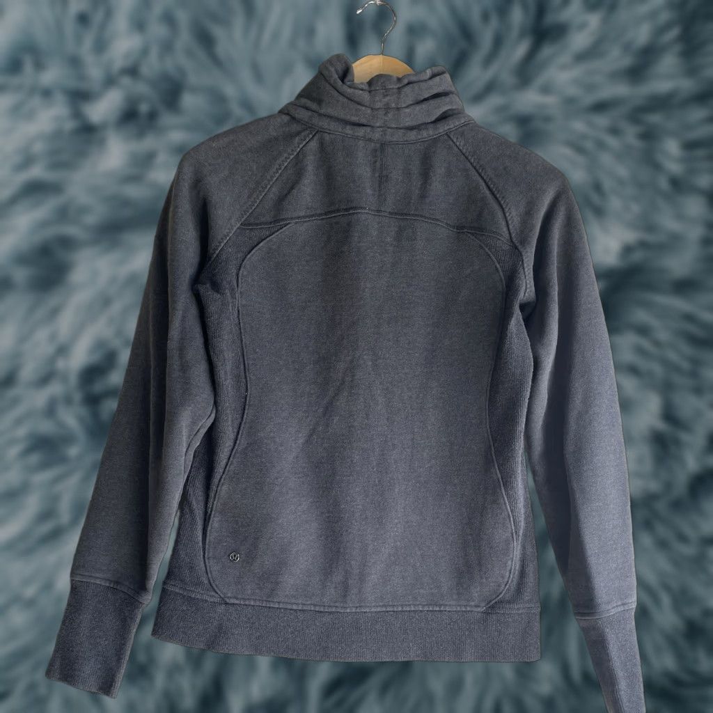 Lululemon Lululemon Jacket Womens Gray Athletic Size S Winter Turtle Neck Zip Up Basic Jacket Women Fans Size S / US 4 / IT 40 - 1 Thumbnail
