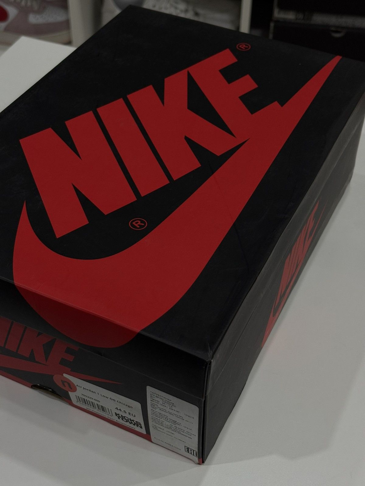 Jordan Brand Jordan 1 Chicago OG Low 2016 Size US 10.5 / EU 43-44 - 17 Thumbnail