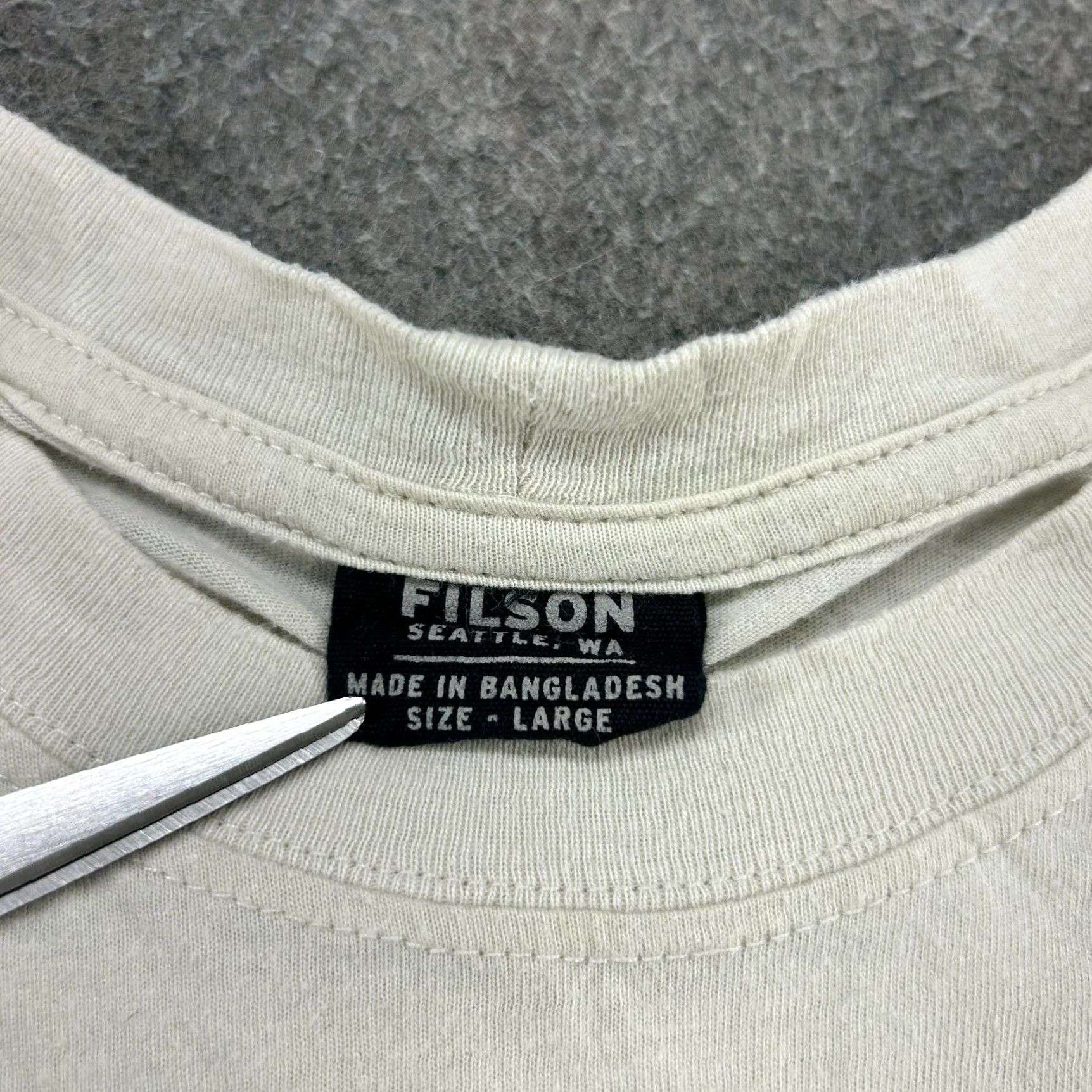 Filson Filson Shirt Mens L White Logo Band 90s USA Cotton Polyester T-Shirt Short Sleeve Crew Neck Men Regular Vintage: No (ignore) Size US L / EU 52-54 / 3 - 2 Thumbnail