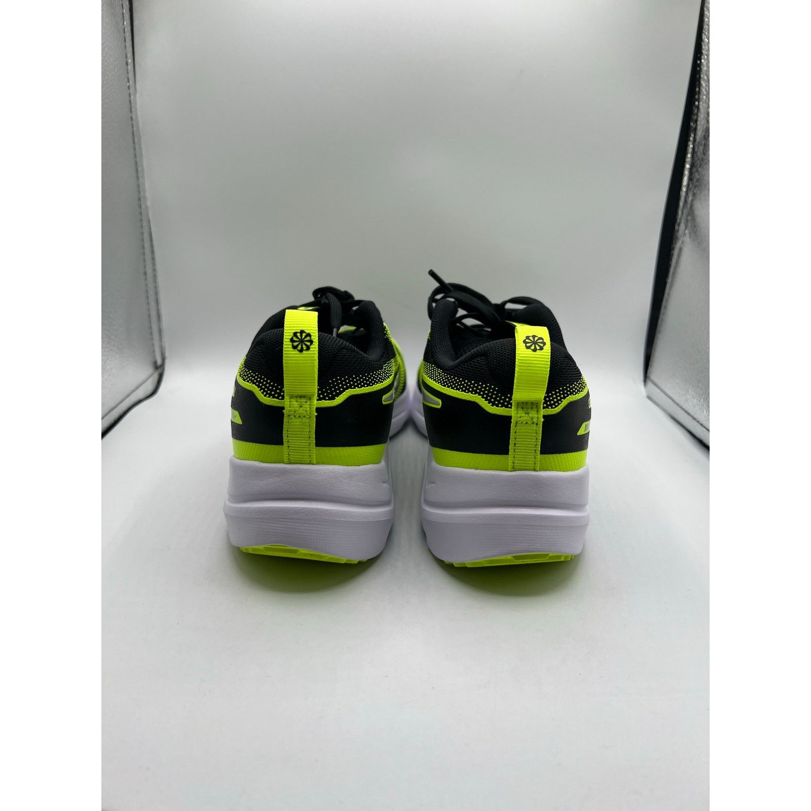 Nike Nike Cosmic Runner GS “Black Volt” size 6 Y Size US 6 / EU 39 - 3 Thumbnail