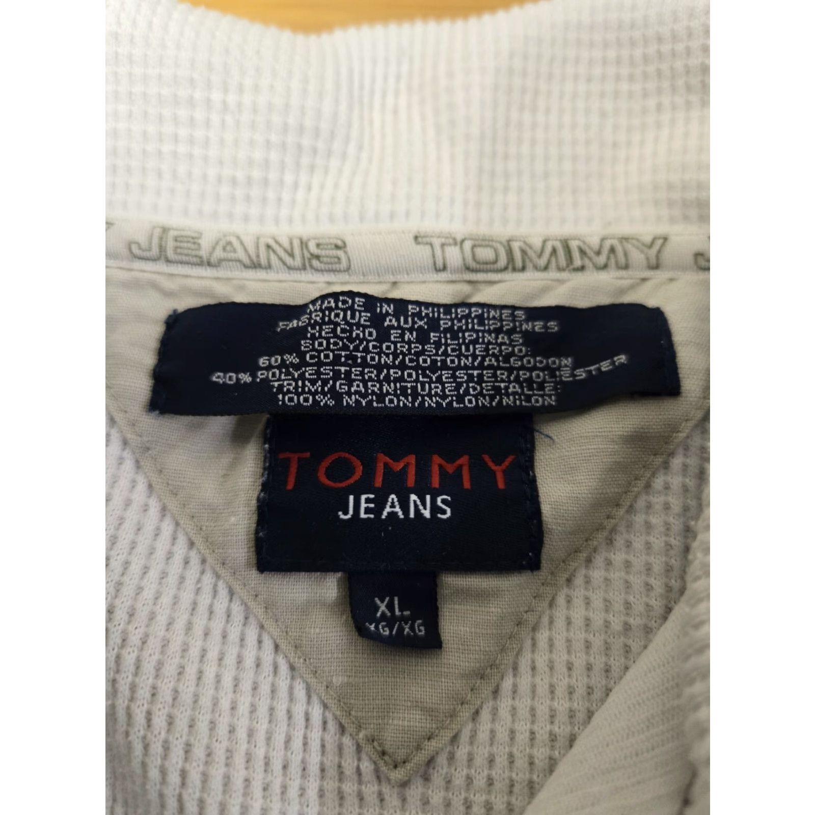 Tommy Hilfiger VINTAGE Tommy Hilfiger Blouse Shirt Women XL White Blue Short Sleeve Button Accents Casual Sleeve Retro Basic Size XL / US 12-14 / IT 48-50 - 4 Thumbnail