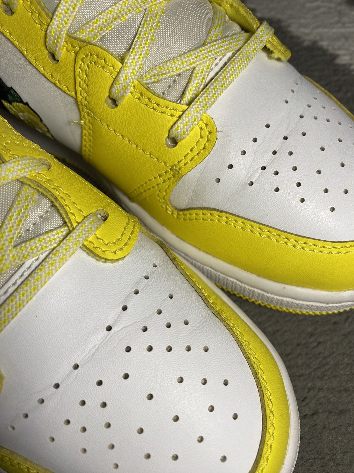 Jordan Brand × Nike Nike Air Jordan 1 Mid Dynamic Yellow Floral (GS) sneakers Size US 6.5 / IT 36.5 - 13 Thumbnail