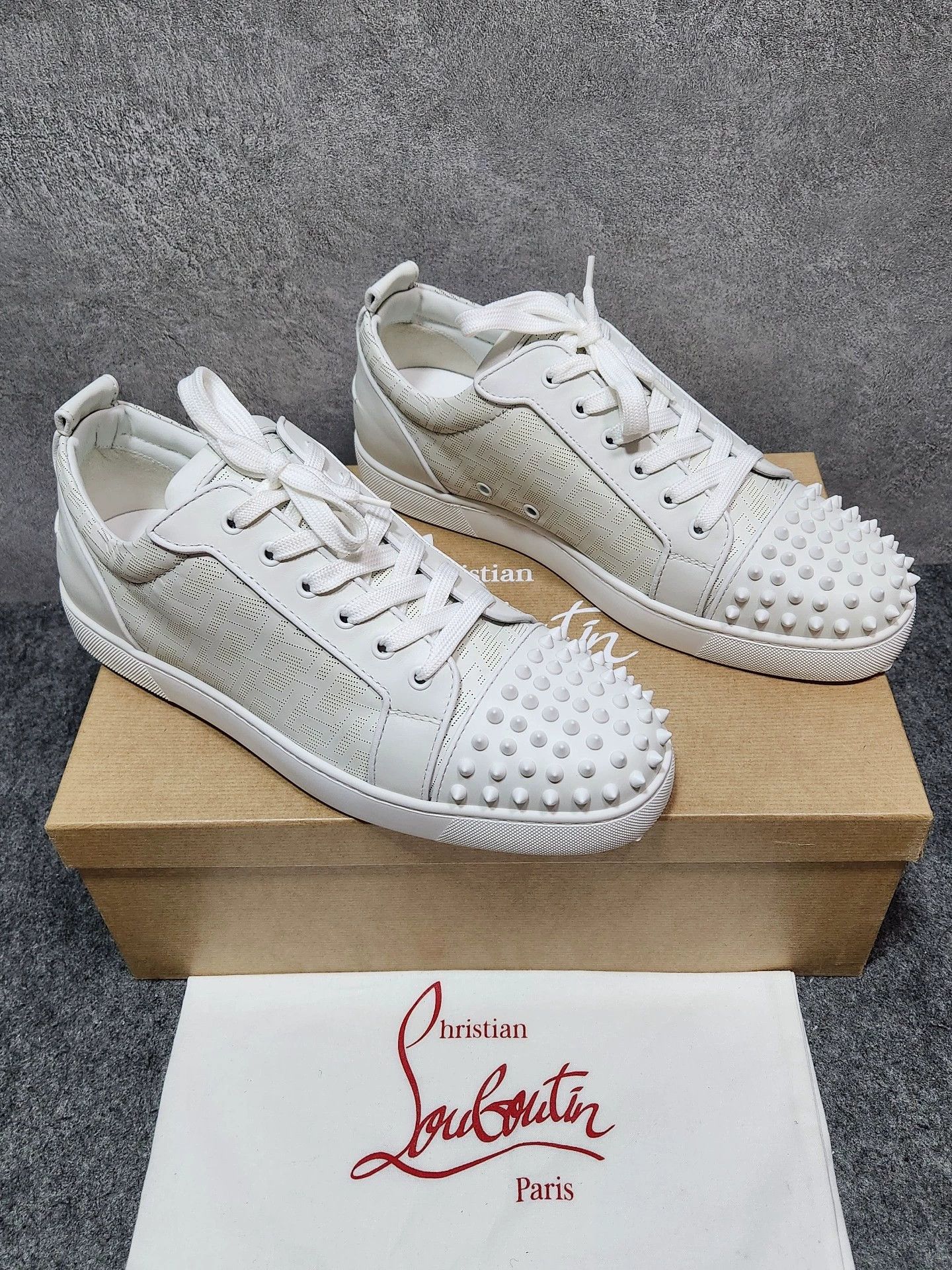 Christian Louboutin Christian Louboutin white low-top sneakers Size US 11.5 / EU 44-45 - 2 Thumbnail