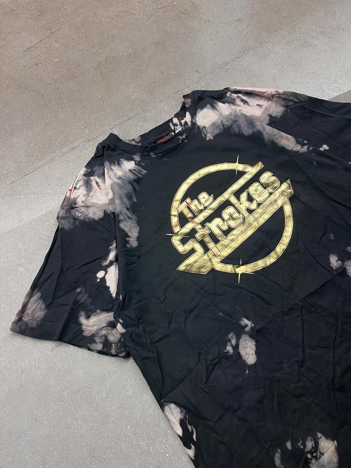 Designer Vintage 90s/Y2K CINDER BLOCK The Strokes Concert Band Tee Size US M / EU 48-50 / 2 - 2 Thumbnail