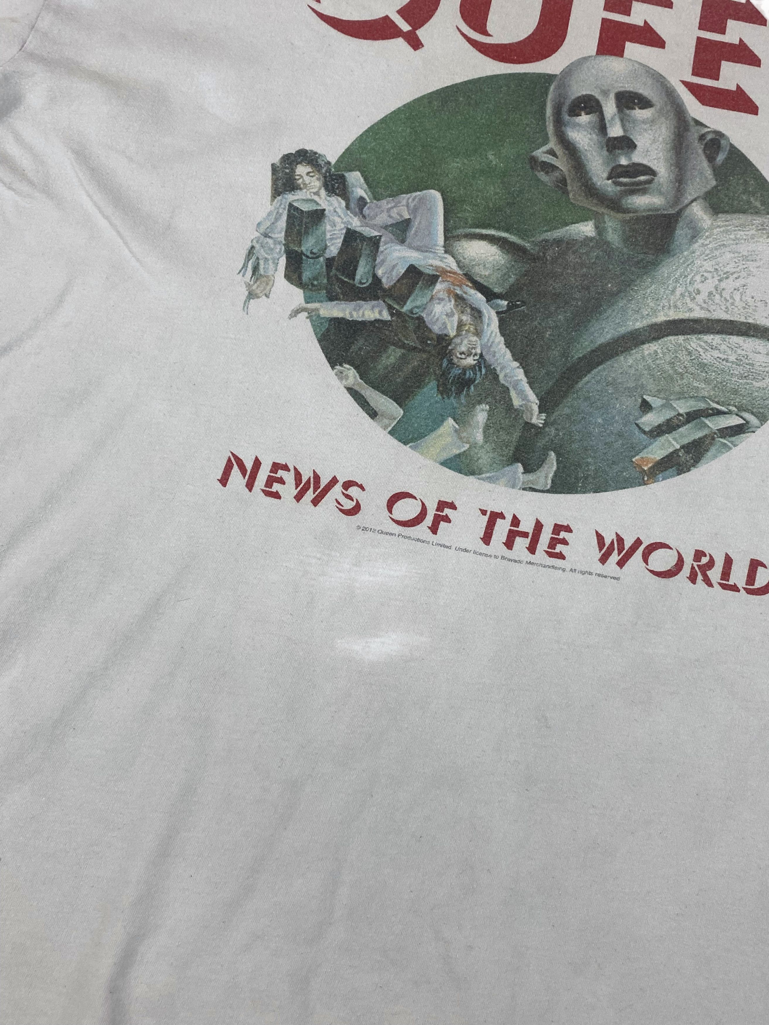 Band Tees Vintage 2012 QUEEN News Of The World Album Big Logo Tee M628 Size US XL / EU 56 / 4 - 8 Thumbnail
