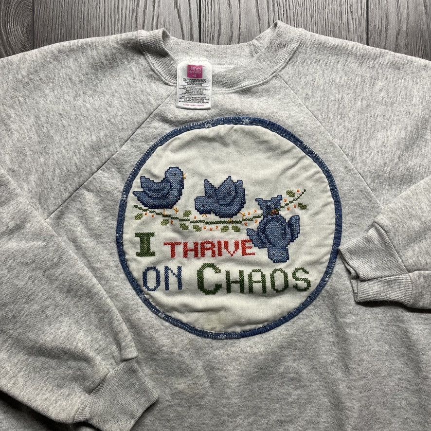 Fruit Of The Loom × Vintage Vintage Grandma Bird Thrive on Chaos 1980s Raglan Sweatshirt Size US S / EU 44-46 / 1 - 4 Thumbnail