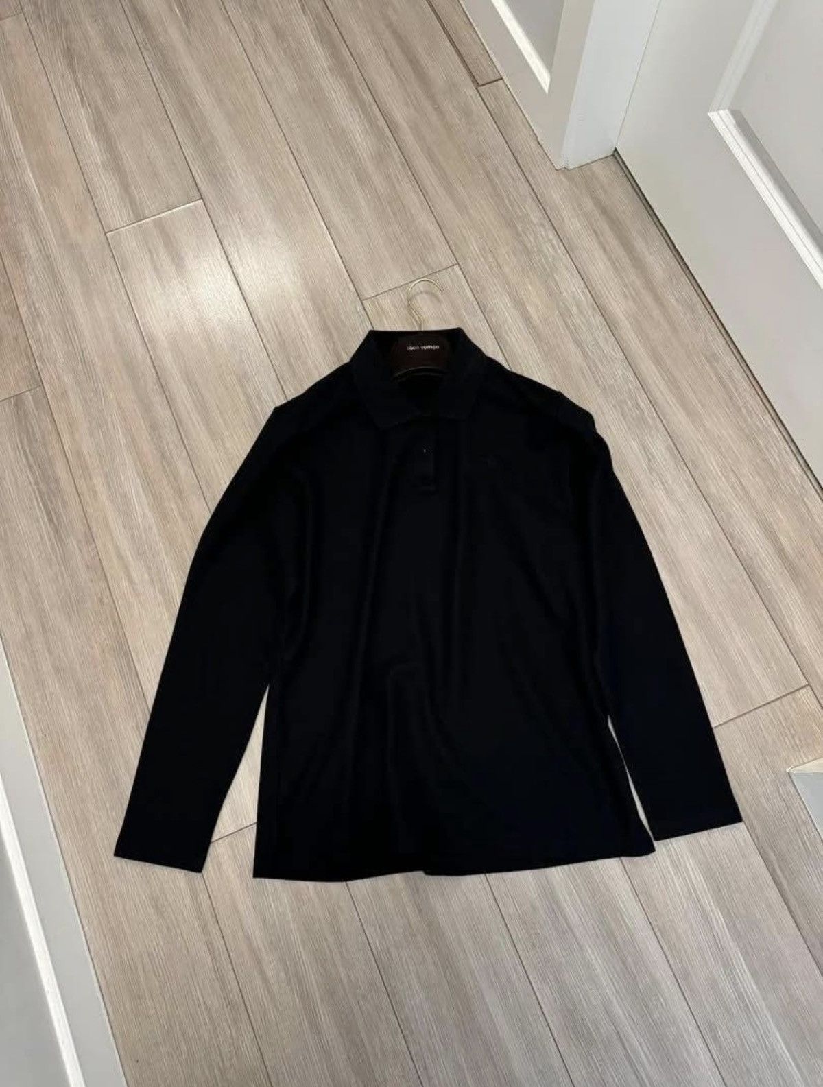 Louis Vuitton Louis Vuitton Employee Uniform Polo Longsleeve Black Logo Size US XL / EU 56 / 4 - 2 Thumbnail