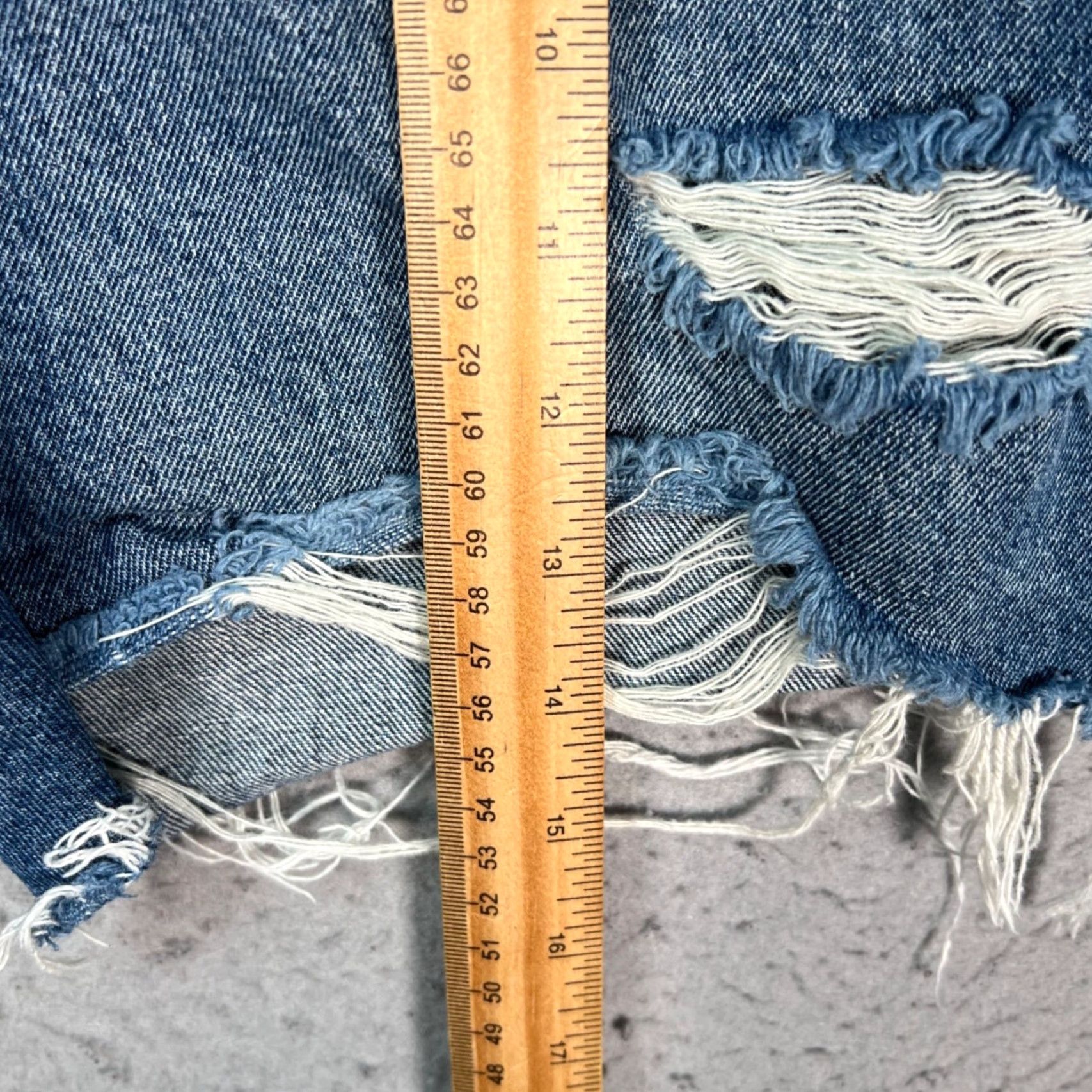 Vintage Amuse Society Womens Bermuda Shorts 25 Blue Distressed Denim Frayed Hem High Rise 5-Pocket Regular Fit Size 42" / US 20 - 6 Thumbnail