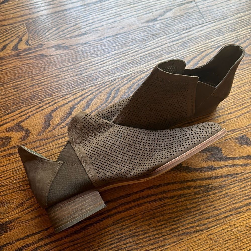 Vince Camuto Vince Camuto Celena brown suede perforated booties. Stacked Size US 10 / IT 40 - 5 Thumbnail