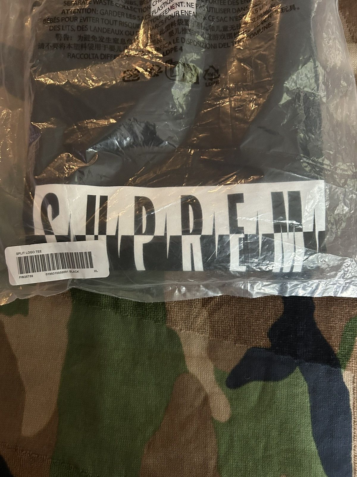 Supreme Supreme Split Logo Tee Black XL FW25 Size US XL / EU 56 / 4 - 4 Thumbnail