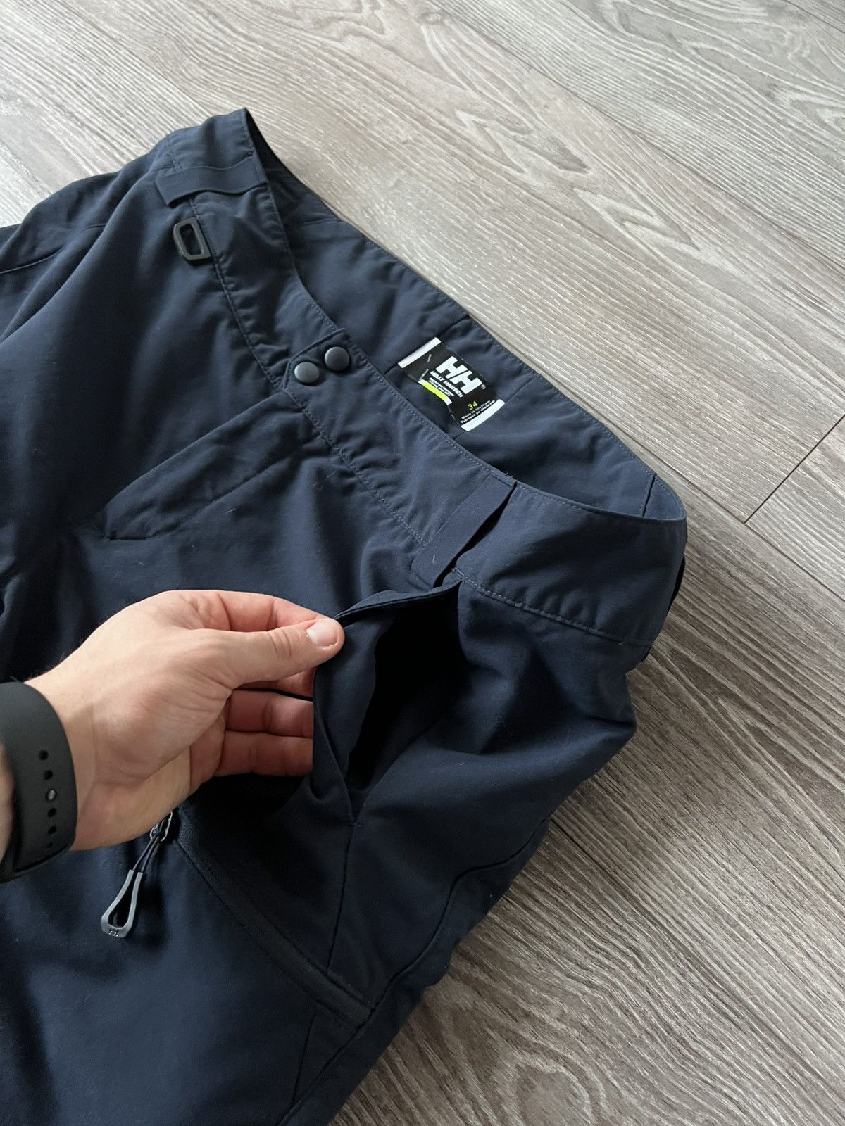 Helly Hansen Helly Hansen Men’s Tech Gorpcore Multi Pocket Trail Shorts Size US 34 / EU 50 - 17 Thumbnail