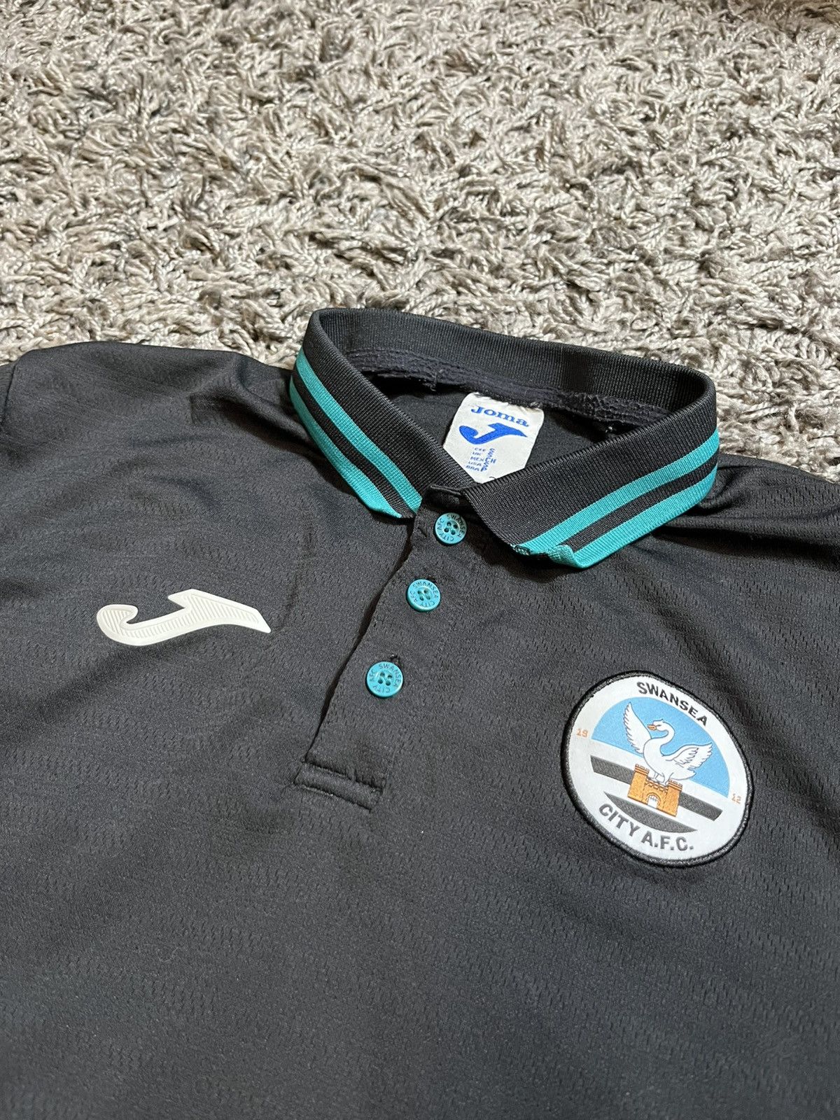 Joma SWANSEA CITY JOMA 2022/23 FOOTBALL TRIKOT POLO T-SHIRT Size US S / EU 44-46 / 1 - 2 Thumbnail