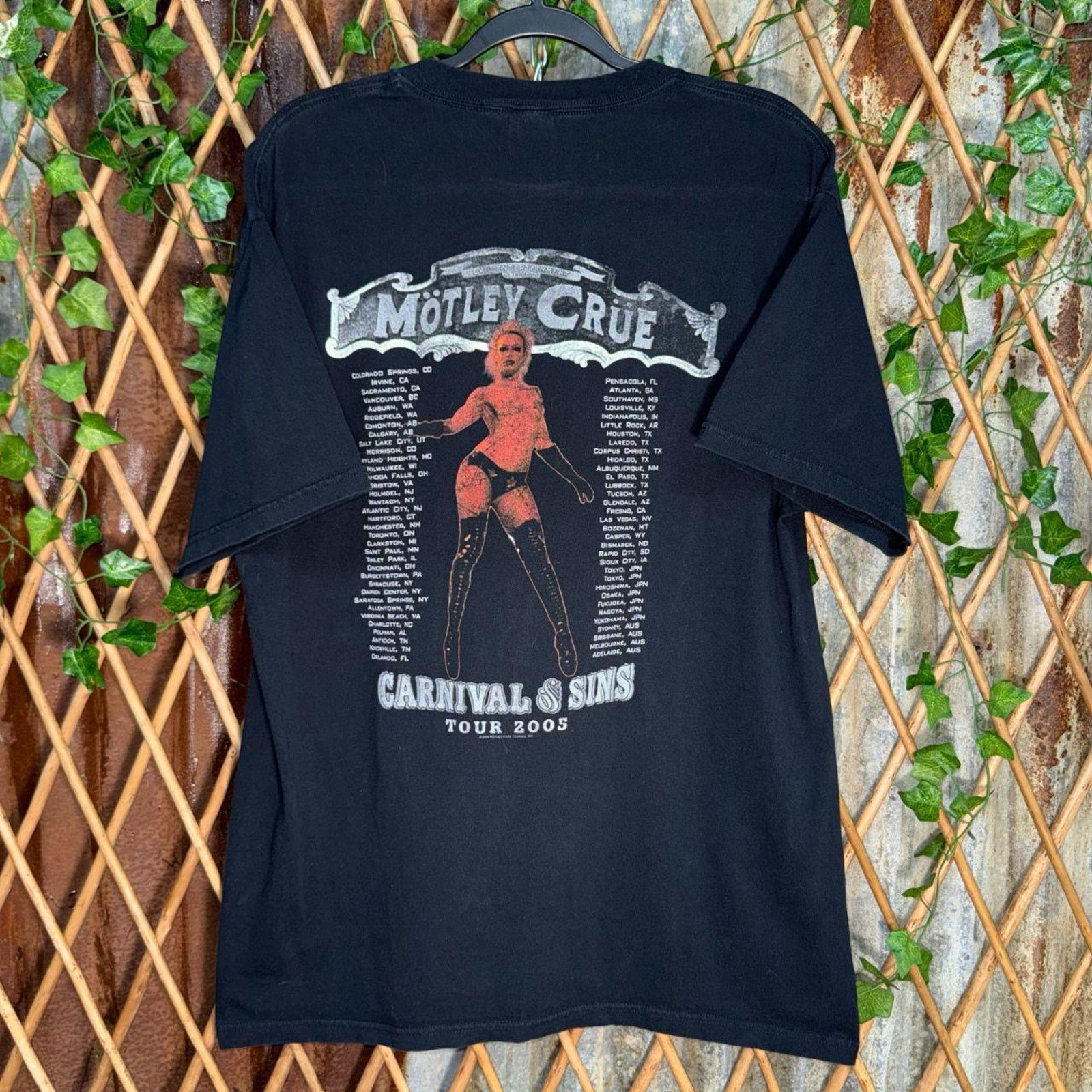 Anvil Vintage y2k motley crue Tommy Lee, Vince Neil, rock band tee Size US XL / EU 56 / 4 - 2 Thumbnail