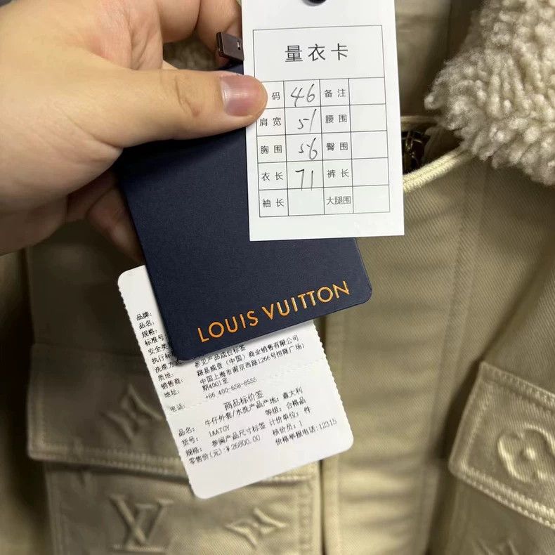 Louis Vuitton Louis Vuitton Large pocket jacket with detachable fur colla Size US S / EU 44-46 / 1 - 4 Thumbnail