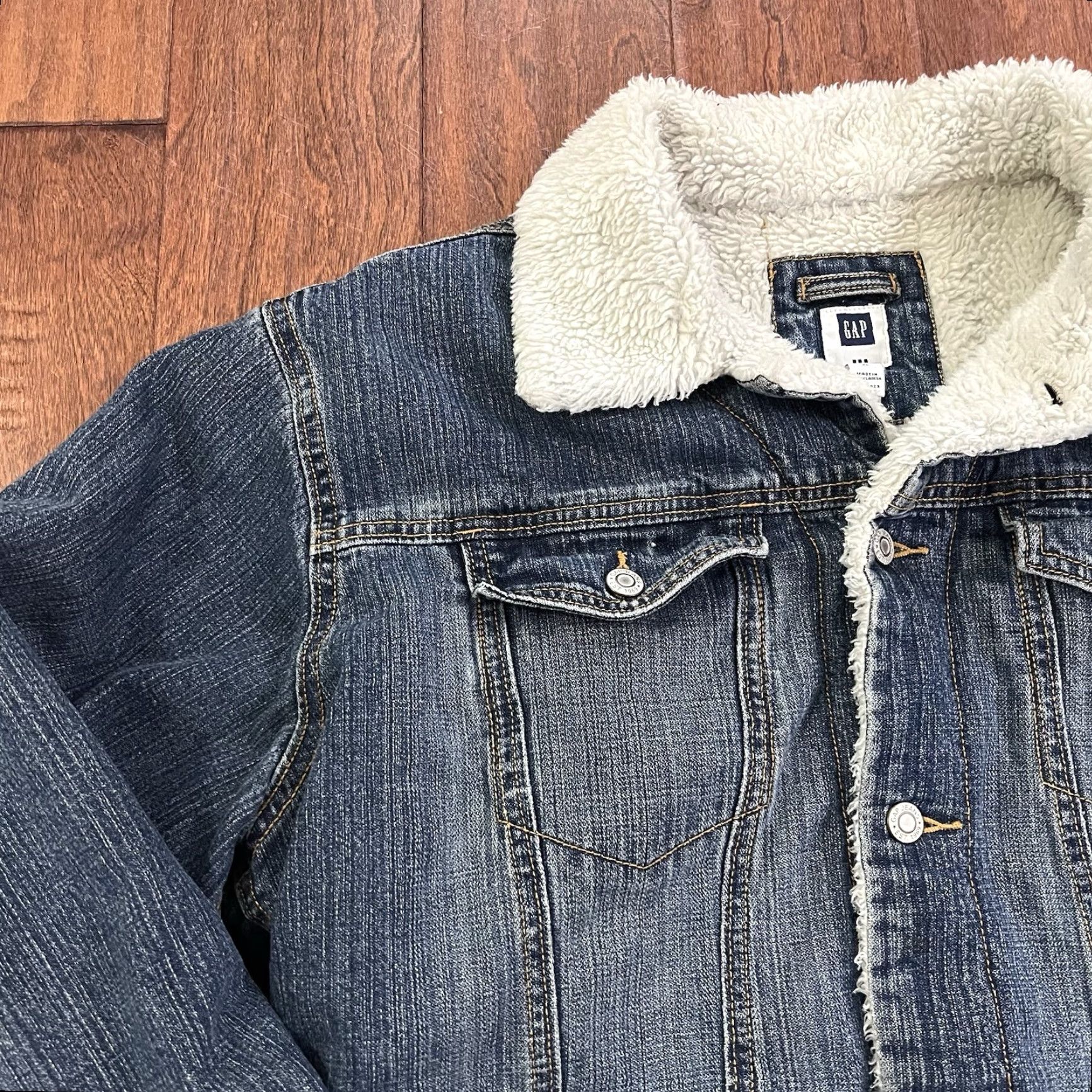 Gap VINTAGE GAP Denim Trucker Jacket XL Blue Sherpa Lined Bomber Jacket Mid-Length Casual Mens | 2000s Y2K Grunge Utility Coat Size US 36 / EU 52 - 7 Thumbnail