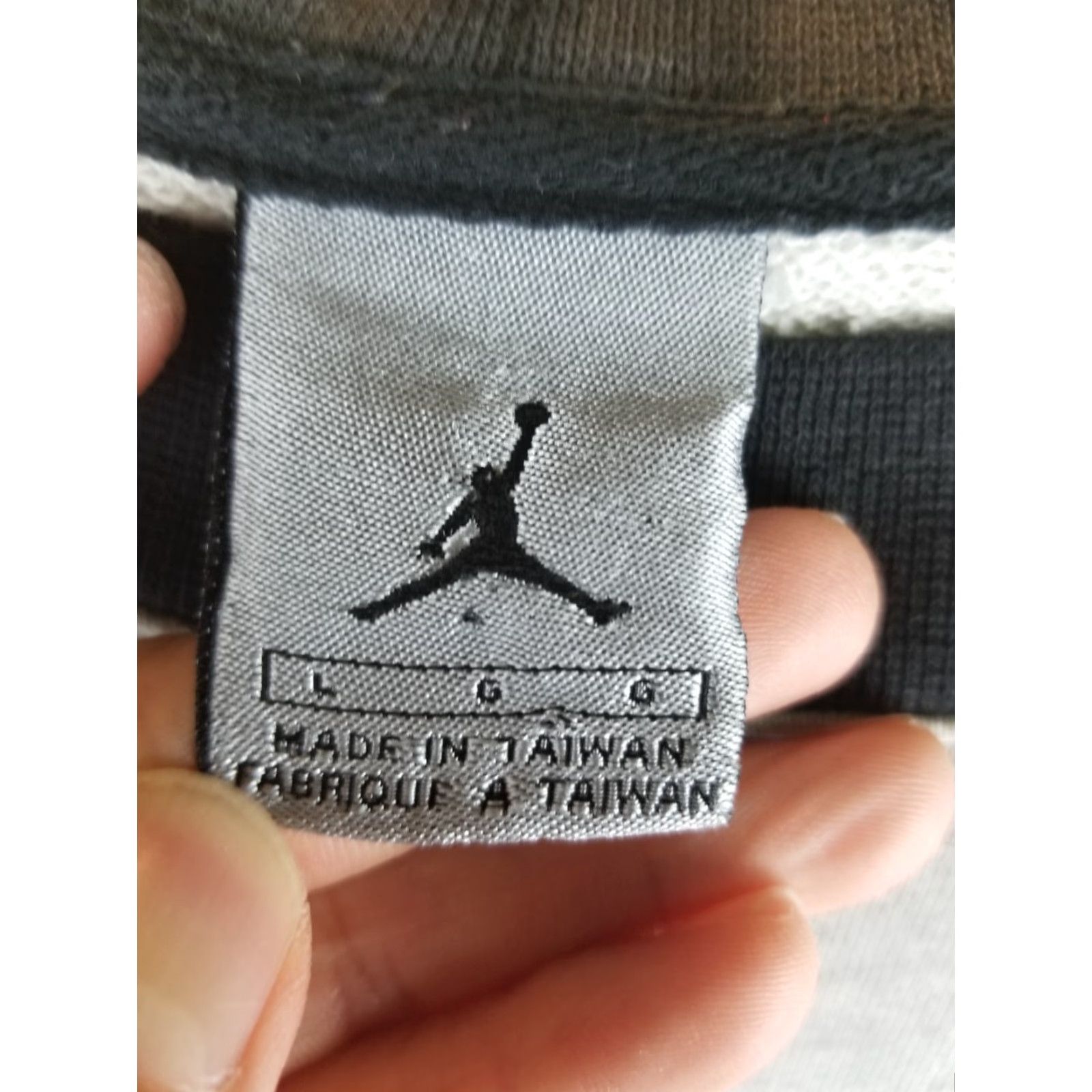Nike VINTAGE Nike AIR JORDAN Gray Cotton Sweatshirt Sweatshirt LARGE Men's Gray 90s pullover Crew Neck 32-33" Top to Bottom Cross Chest 23" Size US L / EU 52-54 / 3 - 6 Thumbnail