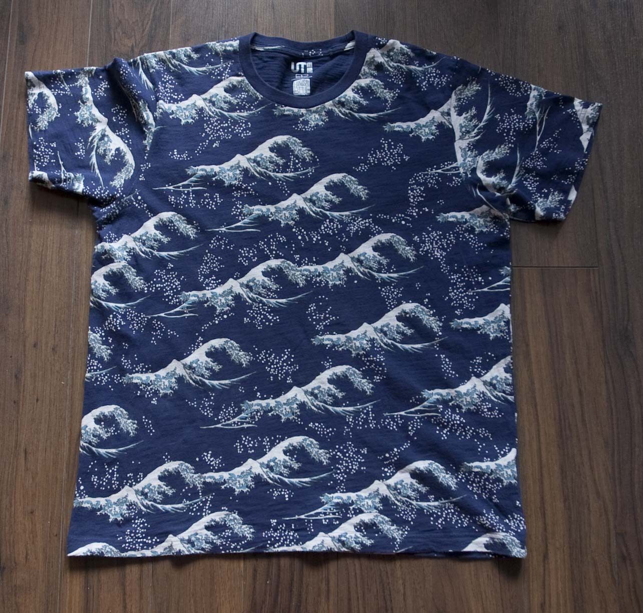 Uniqlo Uniqlo x Hokusai Blue T Shirt Size L All Over Print Waves Size US L / EU 52-54 / 3 - 1 Thumbnail