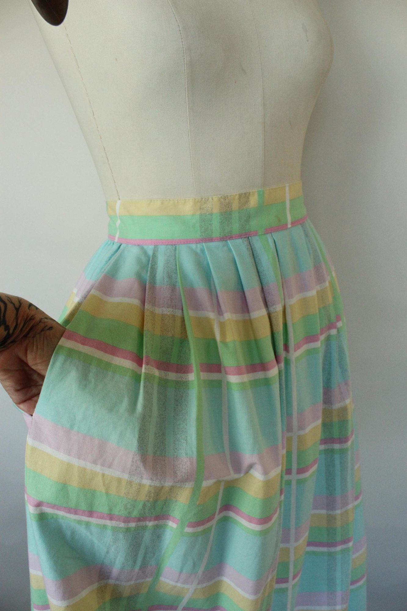 Vintage Vintage 1980s Skirt With Pockets, Pastel Windowpane Check A Size 28" / US 6 / IT 42 - 7 Thumbnail