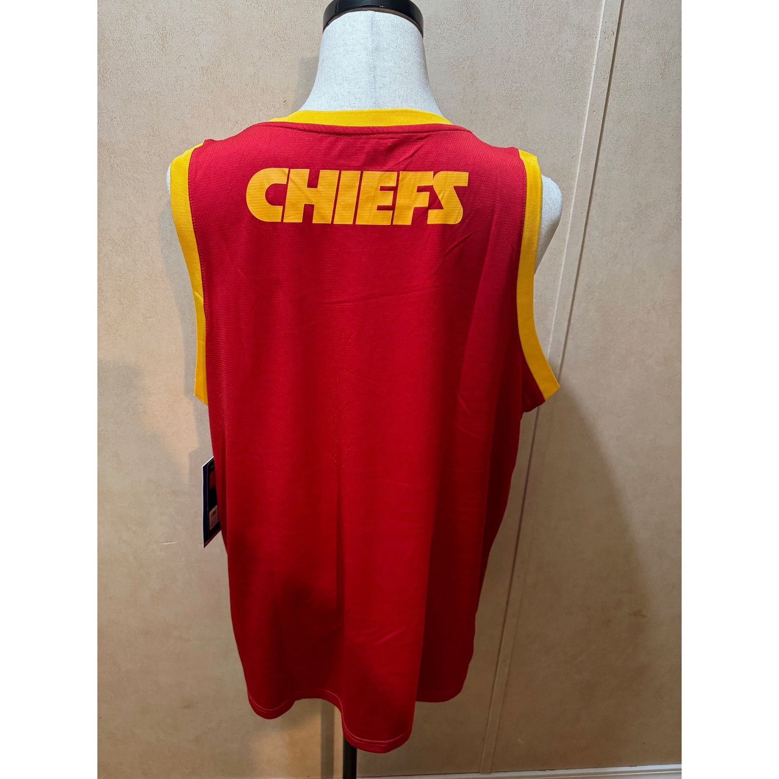 Other NWT Chiefs NFL Tank Top XL Ultra Game Streetwear Red Size US XL / EU 56 / 4 - 2 Thumbnail
