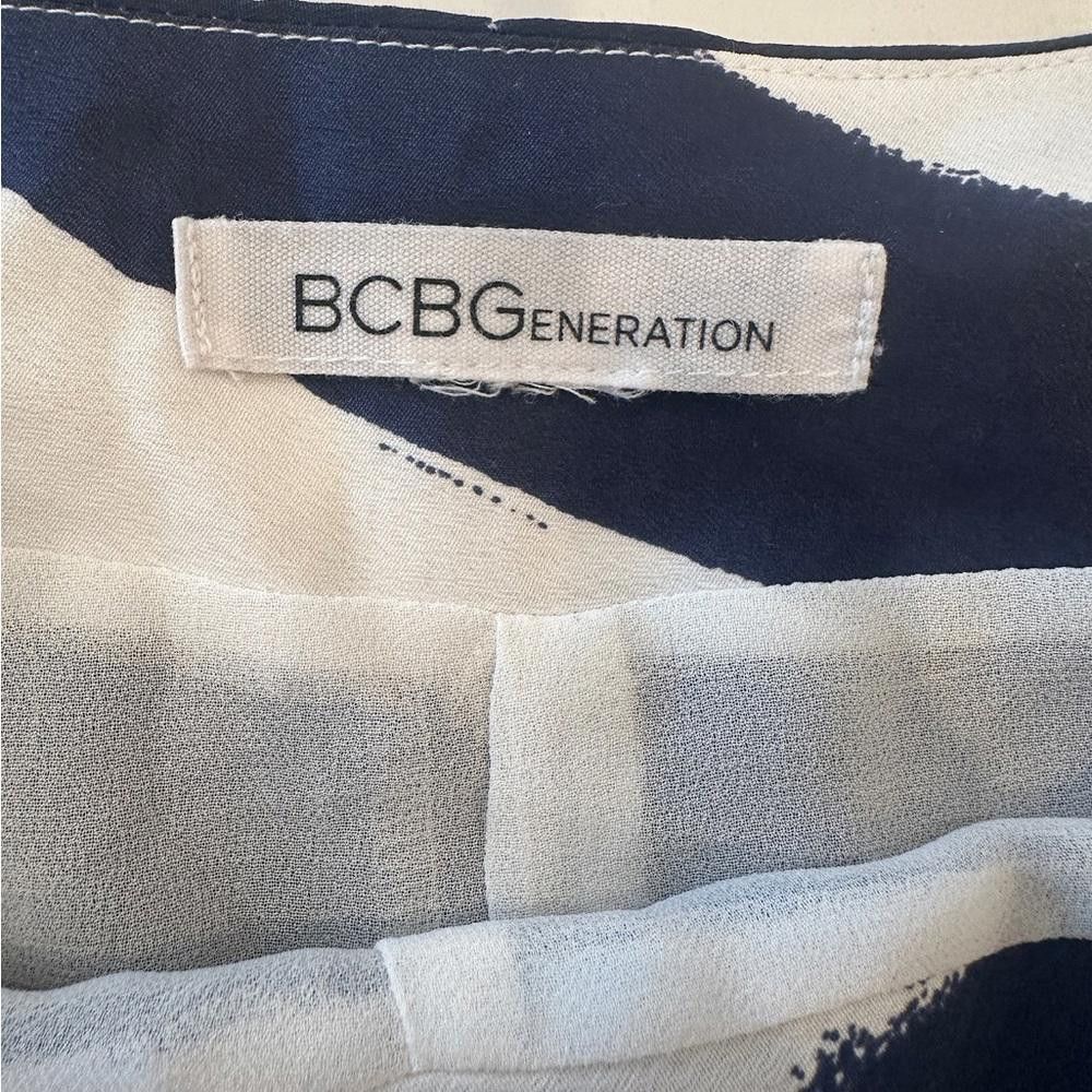 Designer BCBGeneration Navy Blue and White Stripe Silky Shorts Size 2 Size 26" / US 2 / IT 38 - 5 Thumbnail
