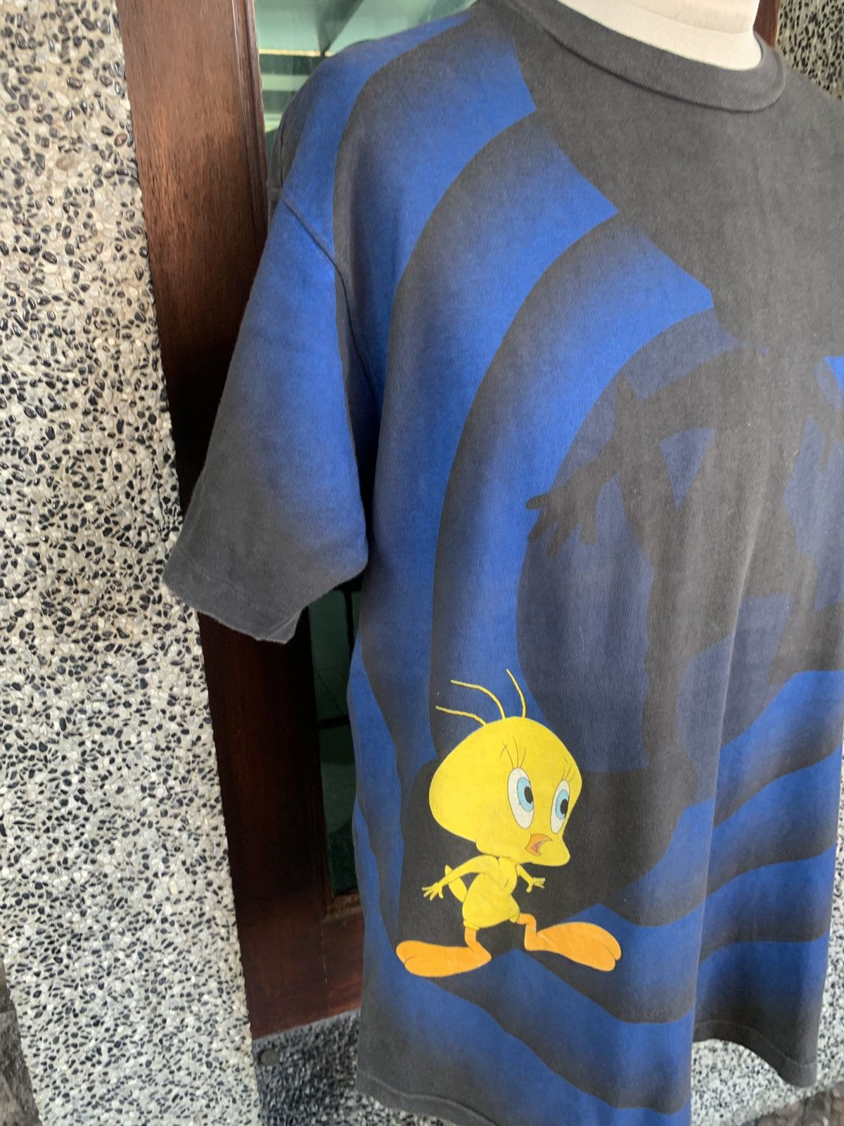 Vintage Vintage 90s Tweety Looney Tunes AOP Bulleyes T Shirt Size US L / EU 52-54 / 3 - 4 Thumbnail