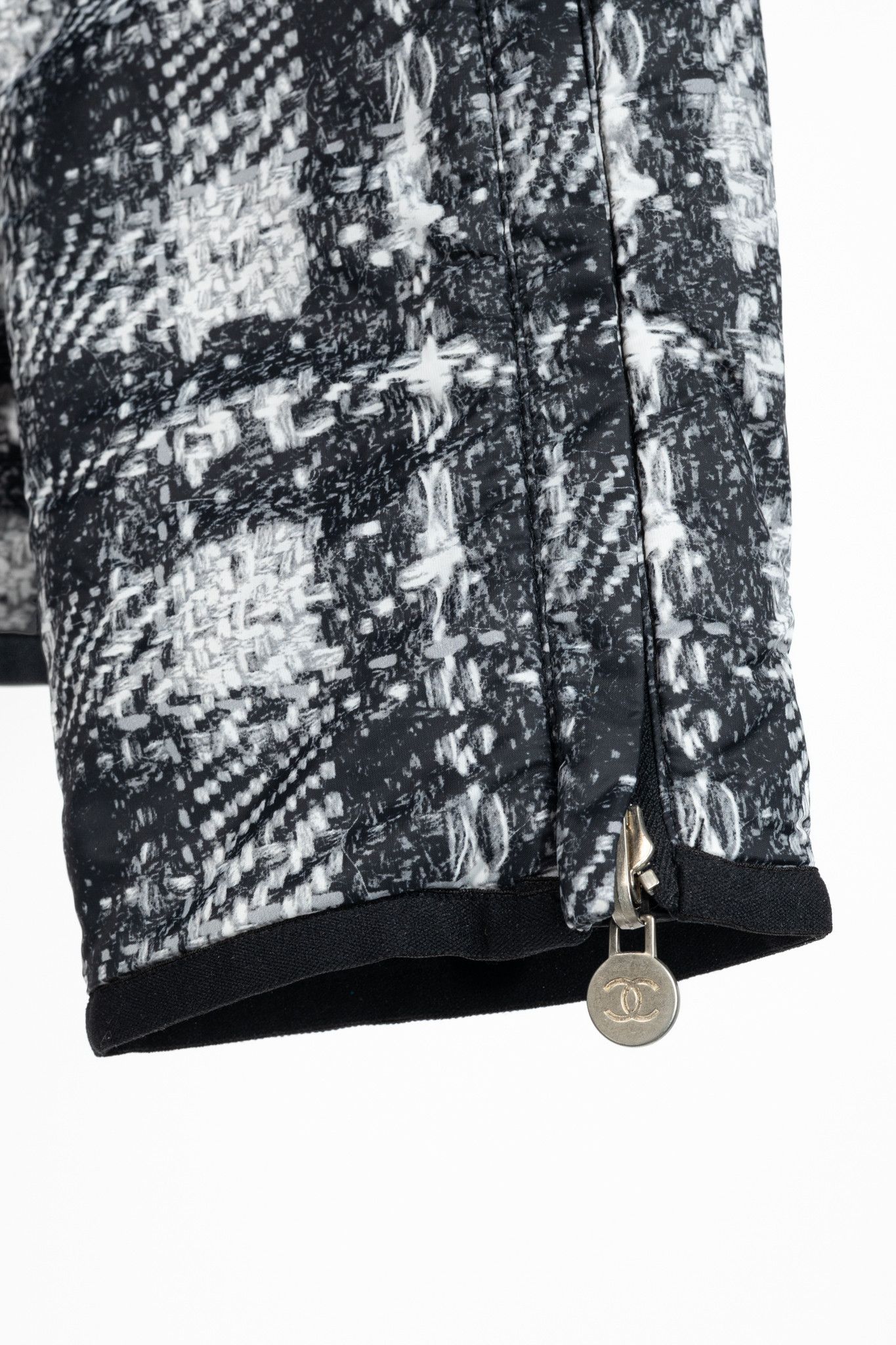 Chanel Chanel Reversible Grey Tweed-Printed & Black Nylon Jacket Size L / US 10 / IT 46 - 11 Thumbnail