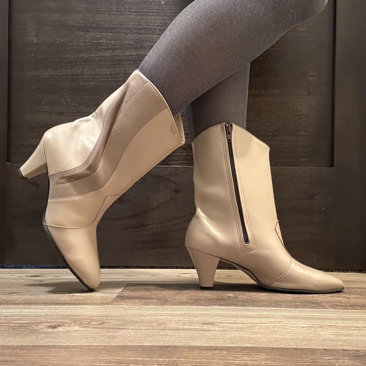 Vintage HILL & DALE Vintage 1970s Tan Beige Leather Ankle Boots Size US 9.5 / IT 39.5 - 1 Thumbnail