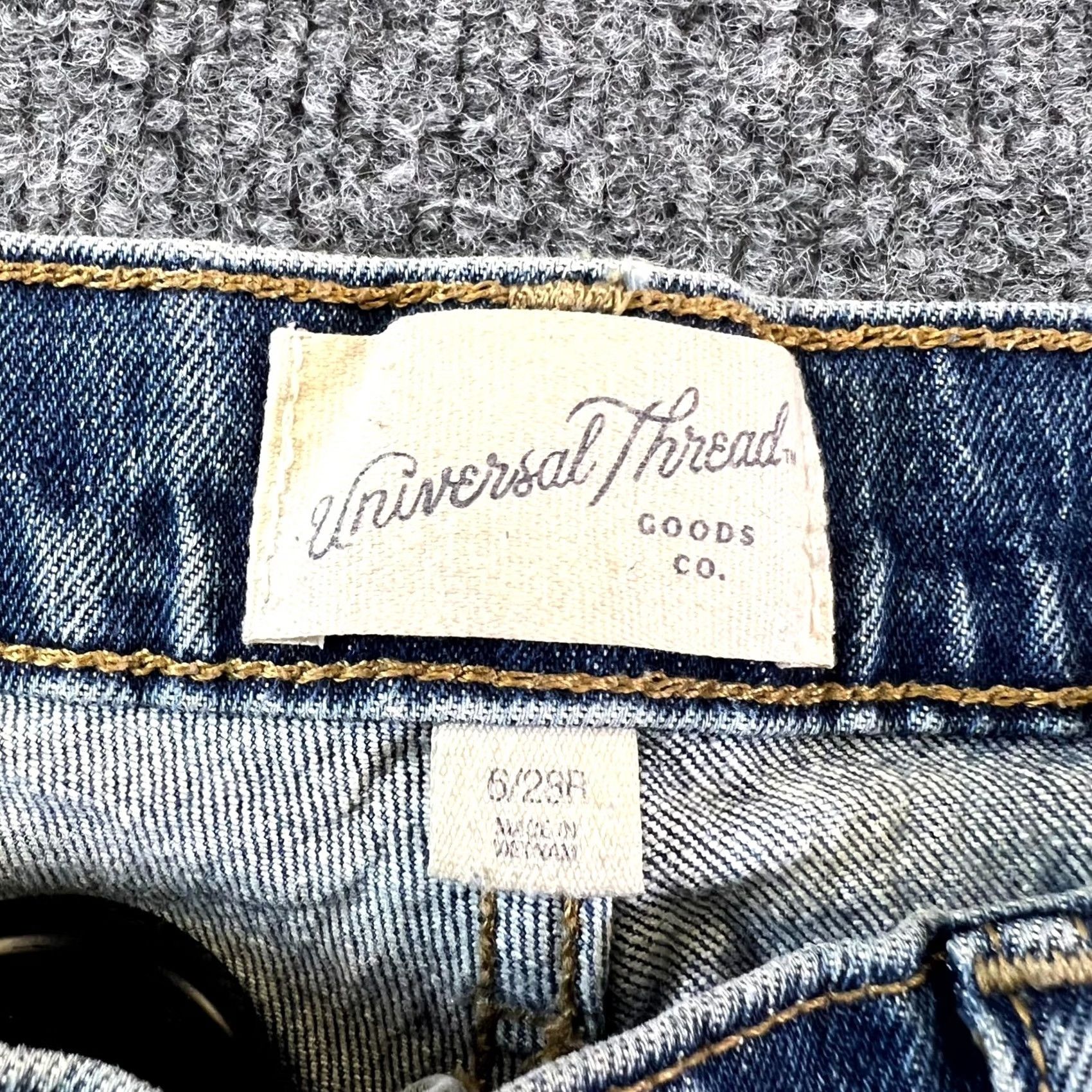 Vintage Universal Thread Jeans Women's 6/28R Blue Denim Medium Wash Straight 5-Pocket Zip Button Seasonal Womens Jeans Size 28" / US 6 / IT 42 - 6 Thumbnail