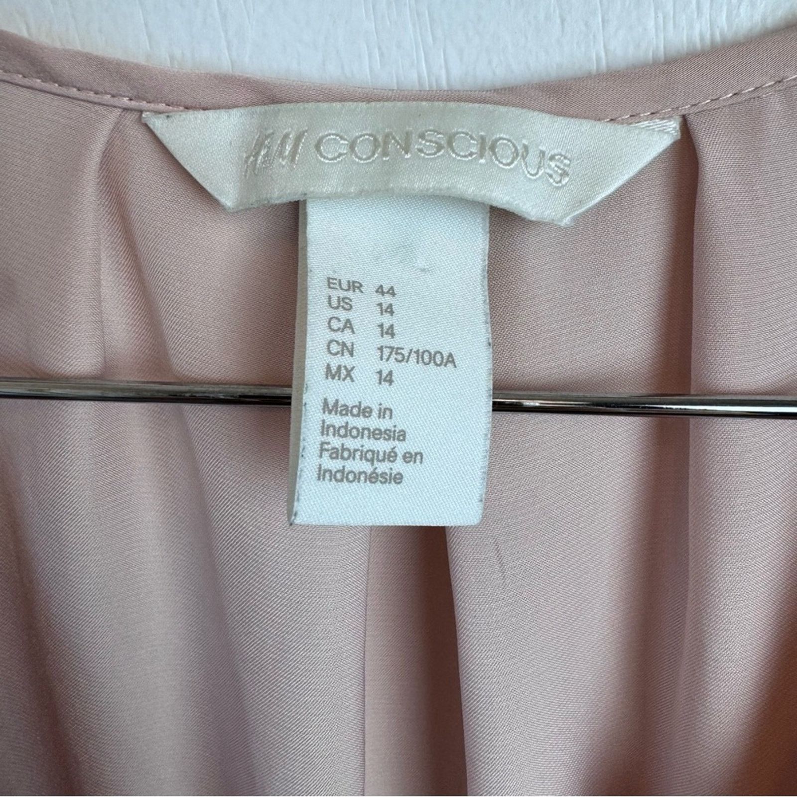 H&M H&M Blush Popover Vee Neck Blouse Women’s Size Medium Size M / US 6-8 / IT 42-44 - 8 Thumbnail