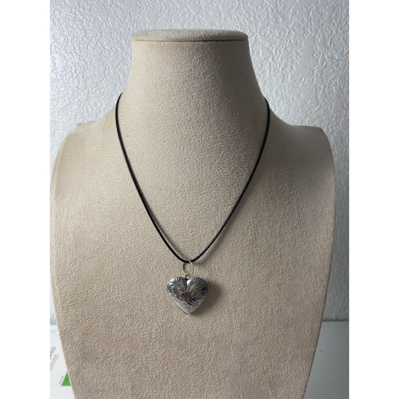 Handmade Silver Tone Heart Locket Necklace New Handmade Size ONE SIZE - 1 Thumbnail