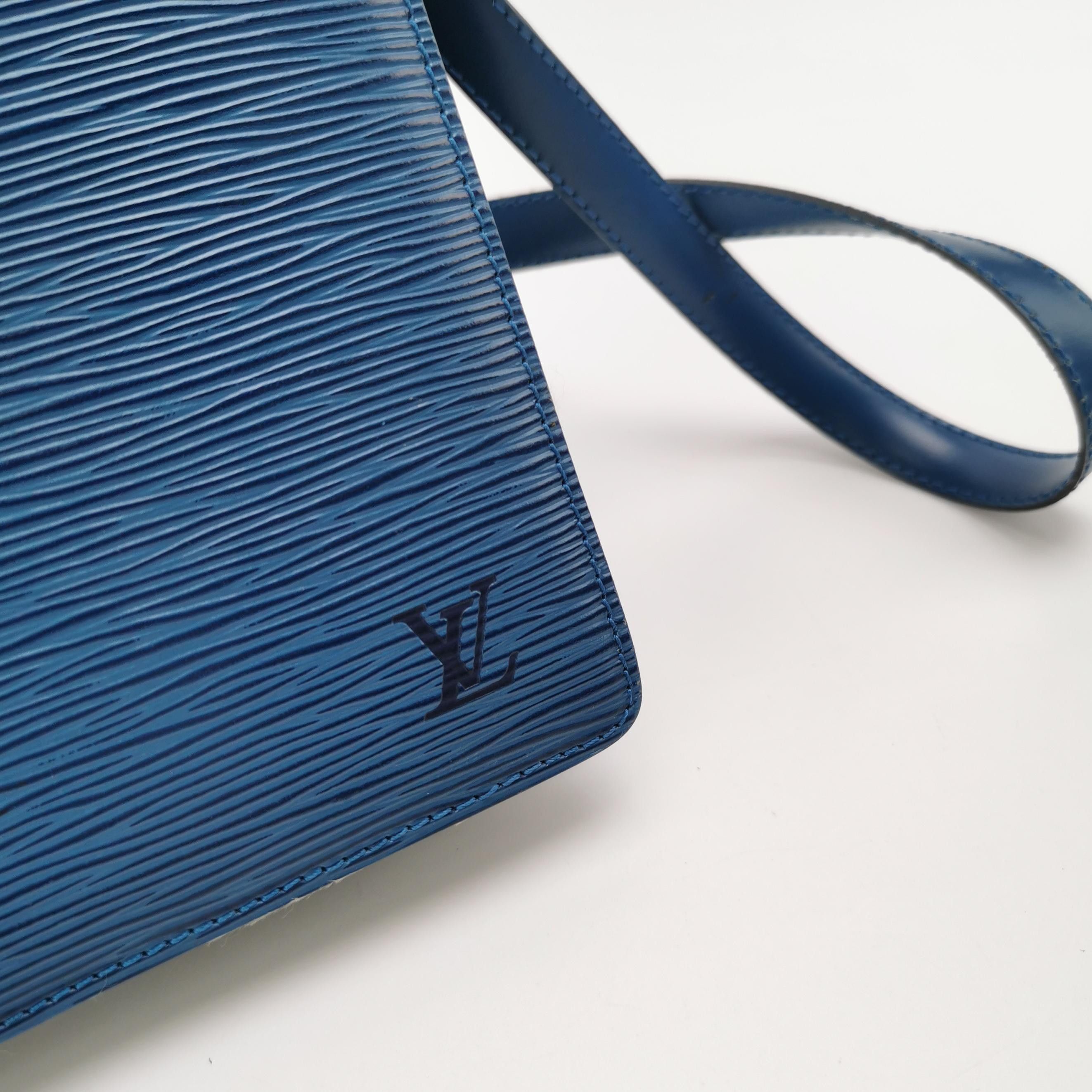 Louis Vuitton (LV) Cluny cowhide solid color water ripple f
