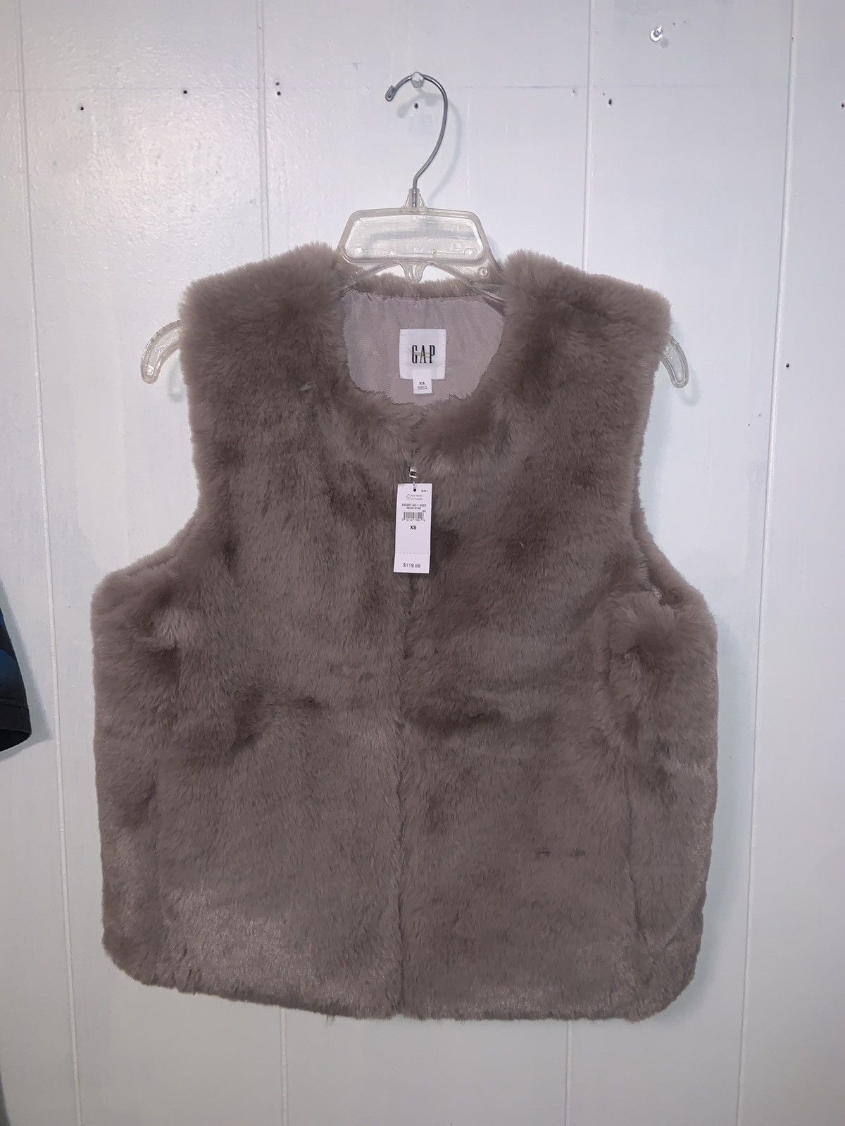 Gap Womens - 100% Recycled Faux-Fur Vest - Size XSmall Size XS / US 0-2 / IT 36-38 - 4 Thumbnail
