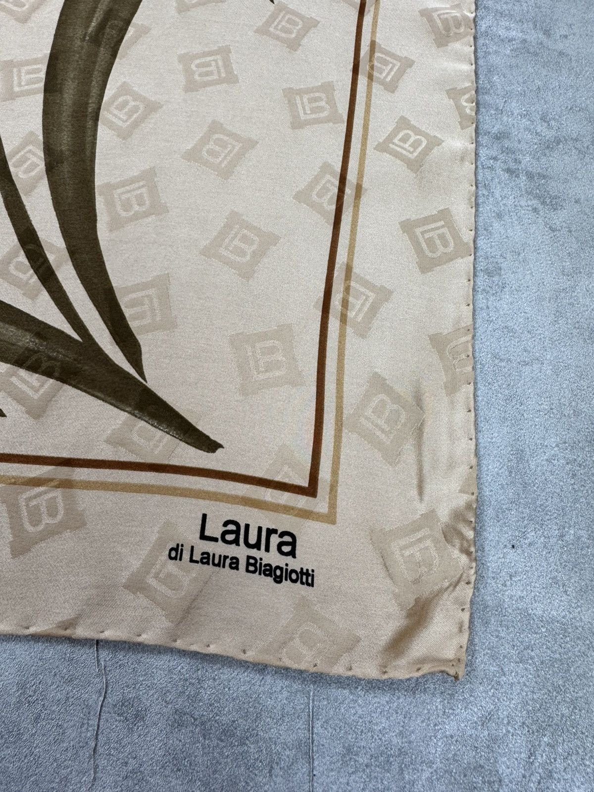 Other Vintage Laura di Laura Biagiotti Silk Scarf Floral 86x88 cm Size ONE SIZE - 2 Thumbnail