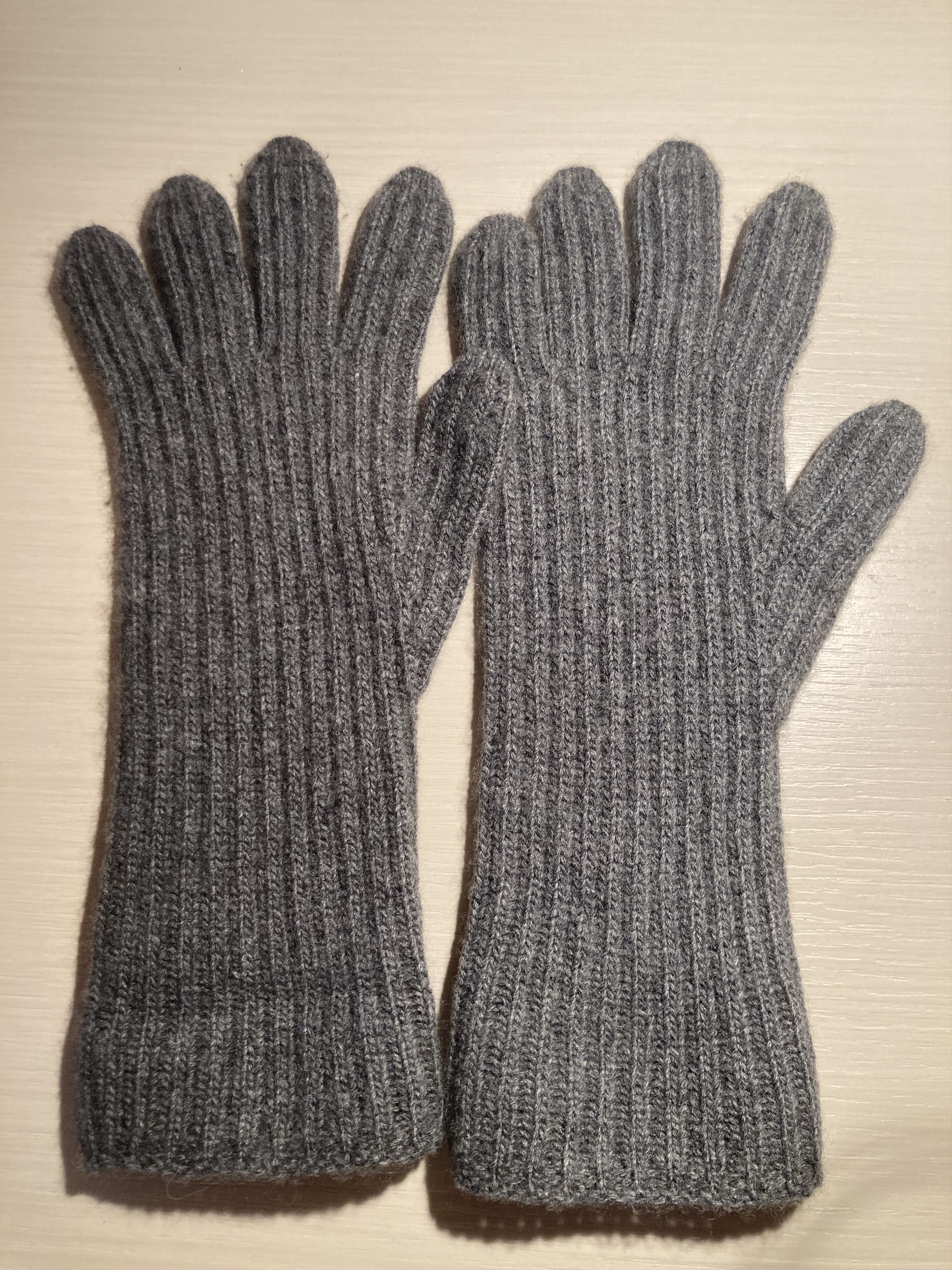 Johnstons Of Elgin Johnstons of Elgin 100% cashmere gloves in grey Size ONE SIZE - 6 Thumbnail