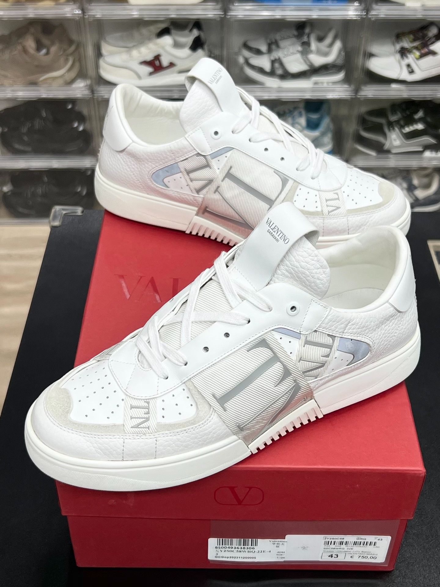 Valentino Valentino White Lowtop Sneakers 10 Men Size US 10 / EU 43 - 1 Thumbnail