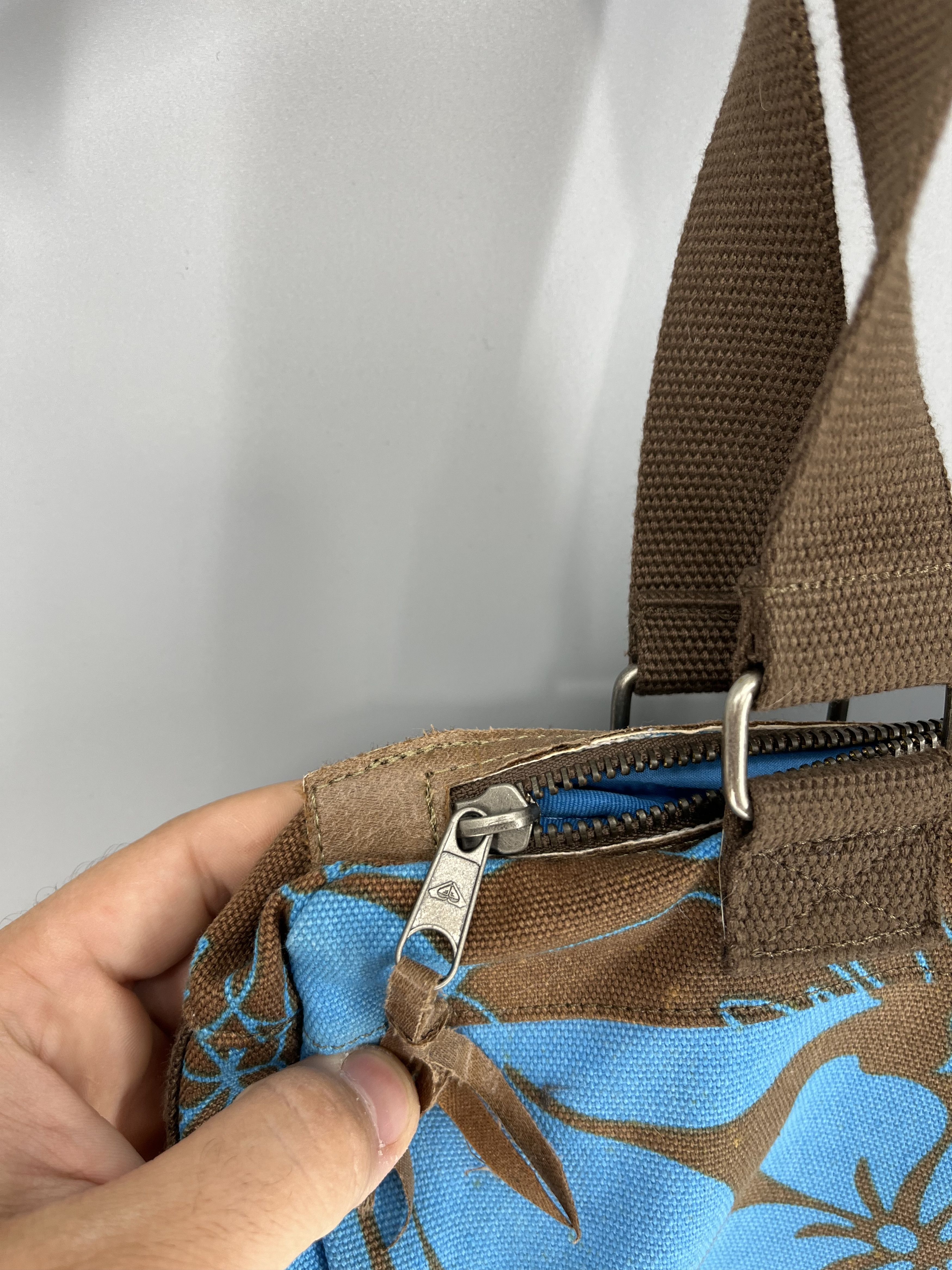 Quiksilver Vintage Y2K Roxy Quiksilver Abstract Shoulder Messenger Bag Size ONE SIZE - 12 Thumbnail