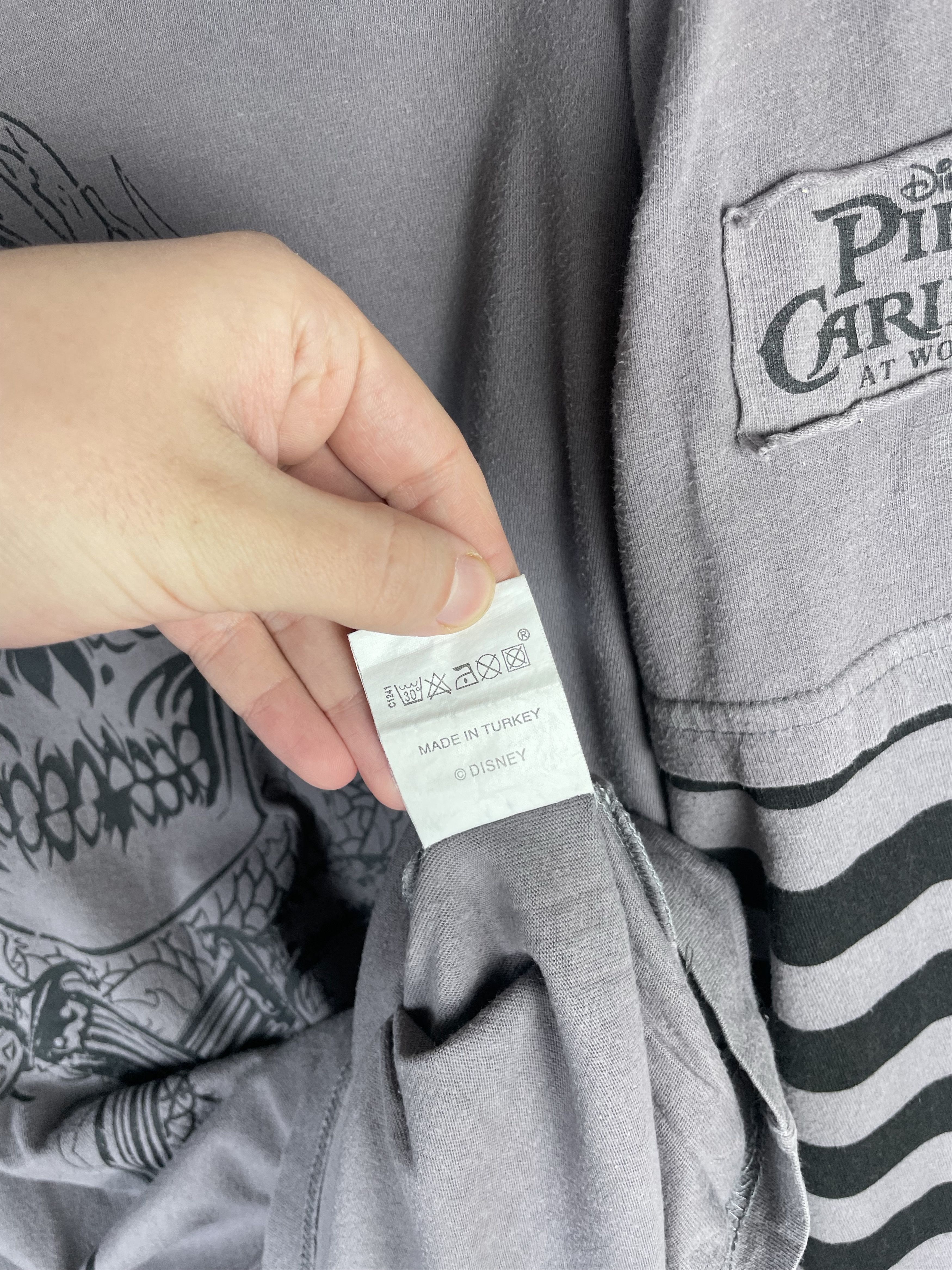 Disney Pirates of The Caribbean Vintage Longsleeve Size US L / EU 52-54 / 3 - 7 Thumbnail