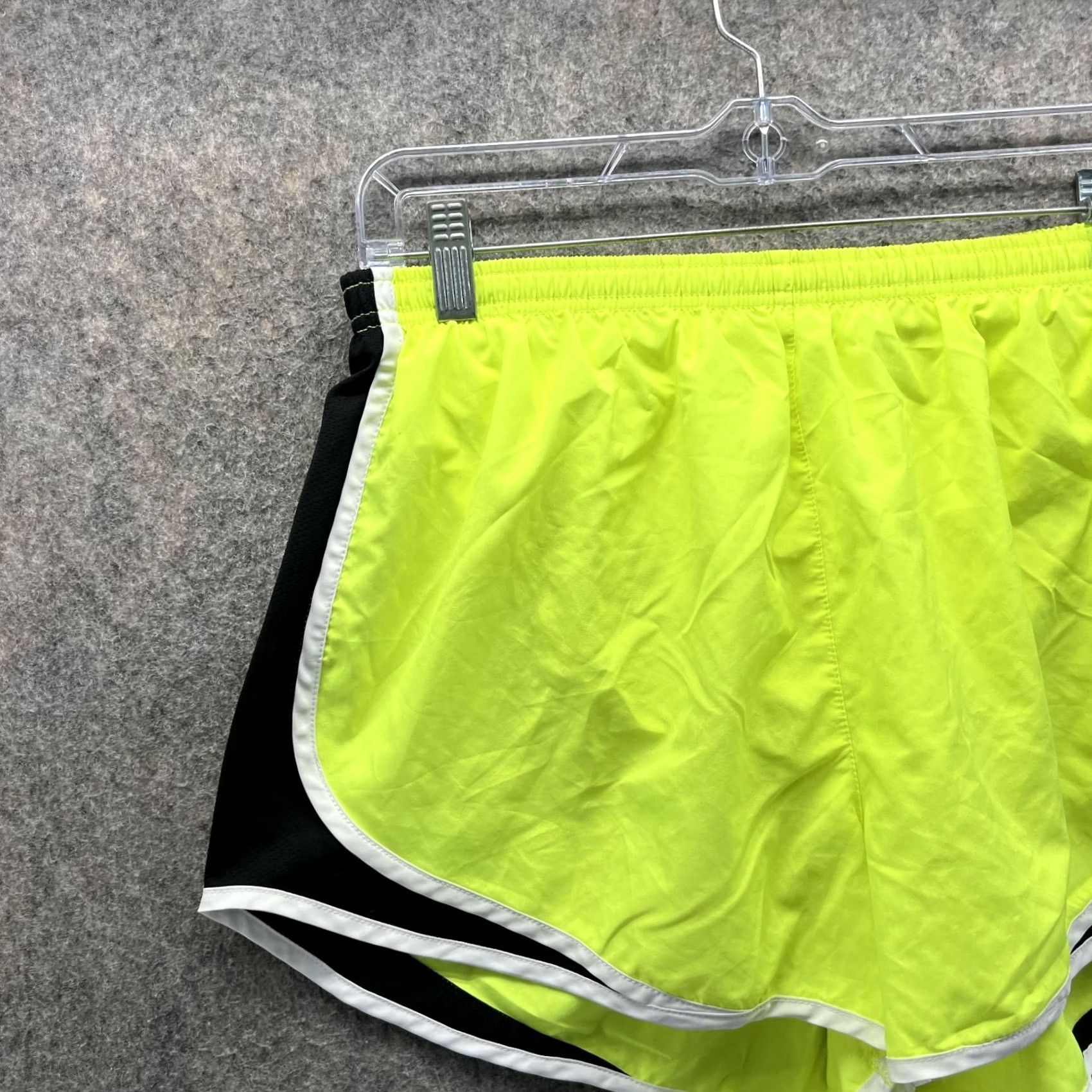 Nike Nike Shorts Women L Green Neon Athletic Dri-Fit Polyester Trainer Waist 30 Inseam 3 in Size 36" / US 14 / IT 50 - 3 Thumbnail