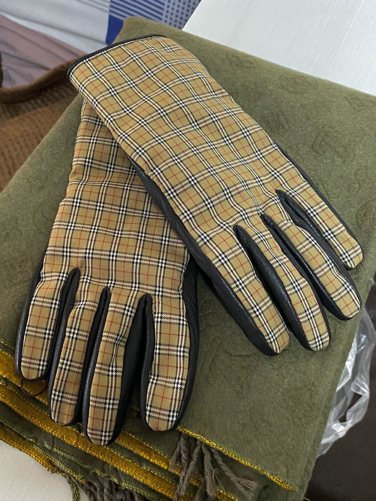 Burberry × Vintage Burberry original vintage women’s gloves Size ONE SIZE - 1 Thumbnail