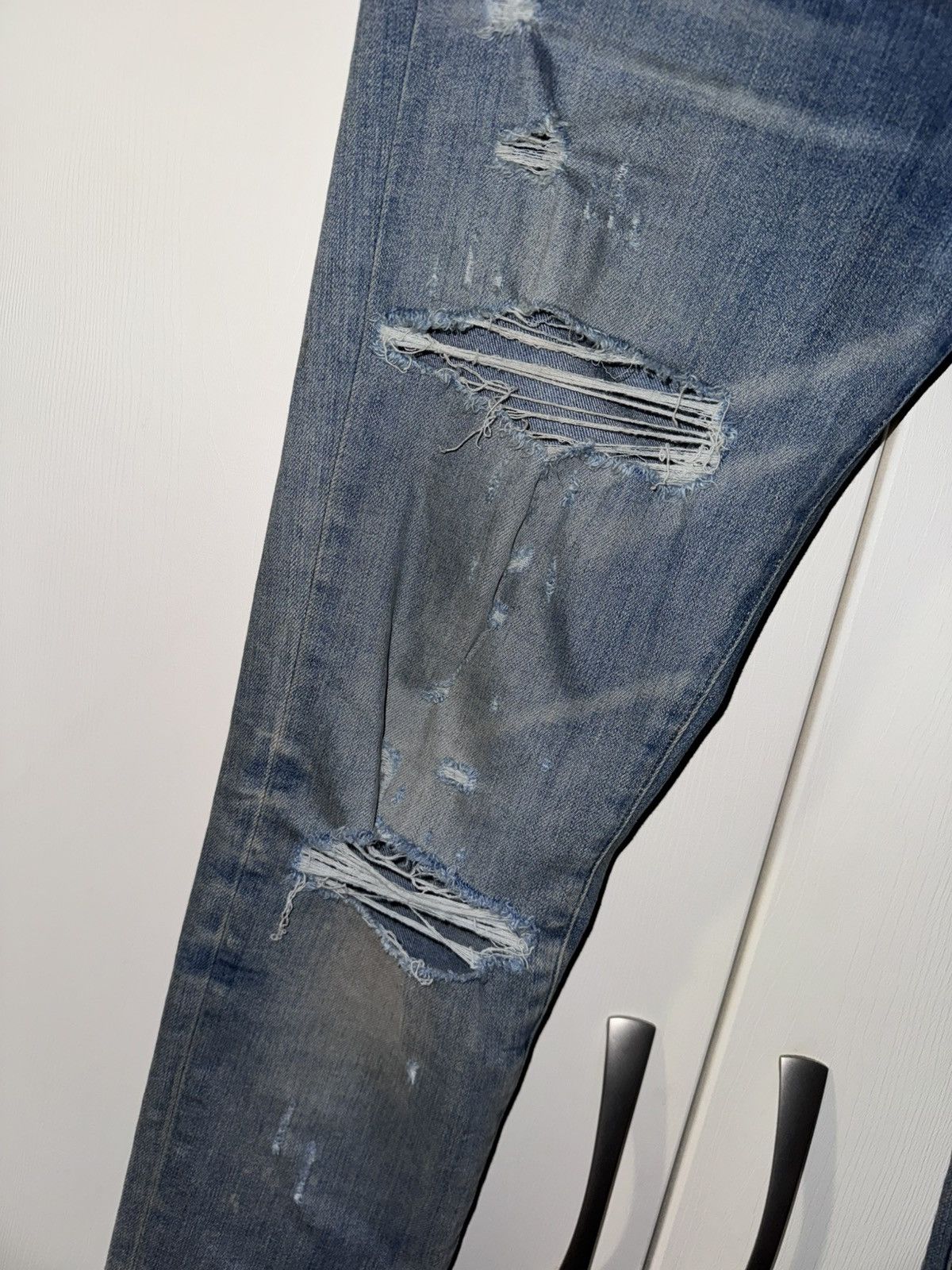 AMIRI BLUE DISTRESSED JEANS