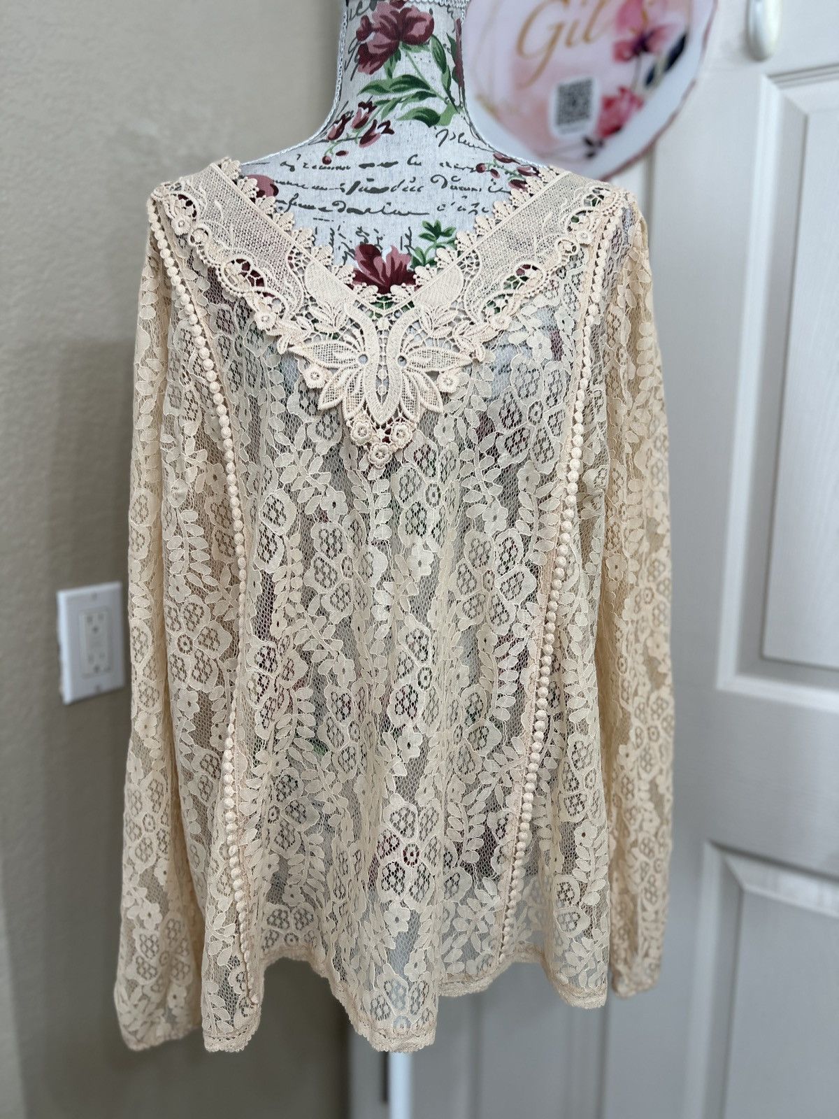 Torrid torrid Beige Lace V-Neck Long Sleeve Blouse Size L / US 10 / IT 46 - 1 Thumbnail