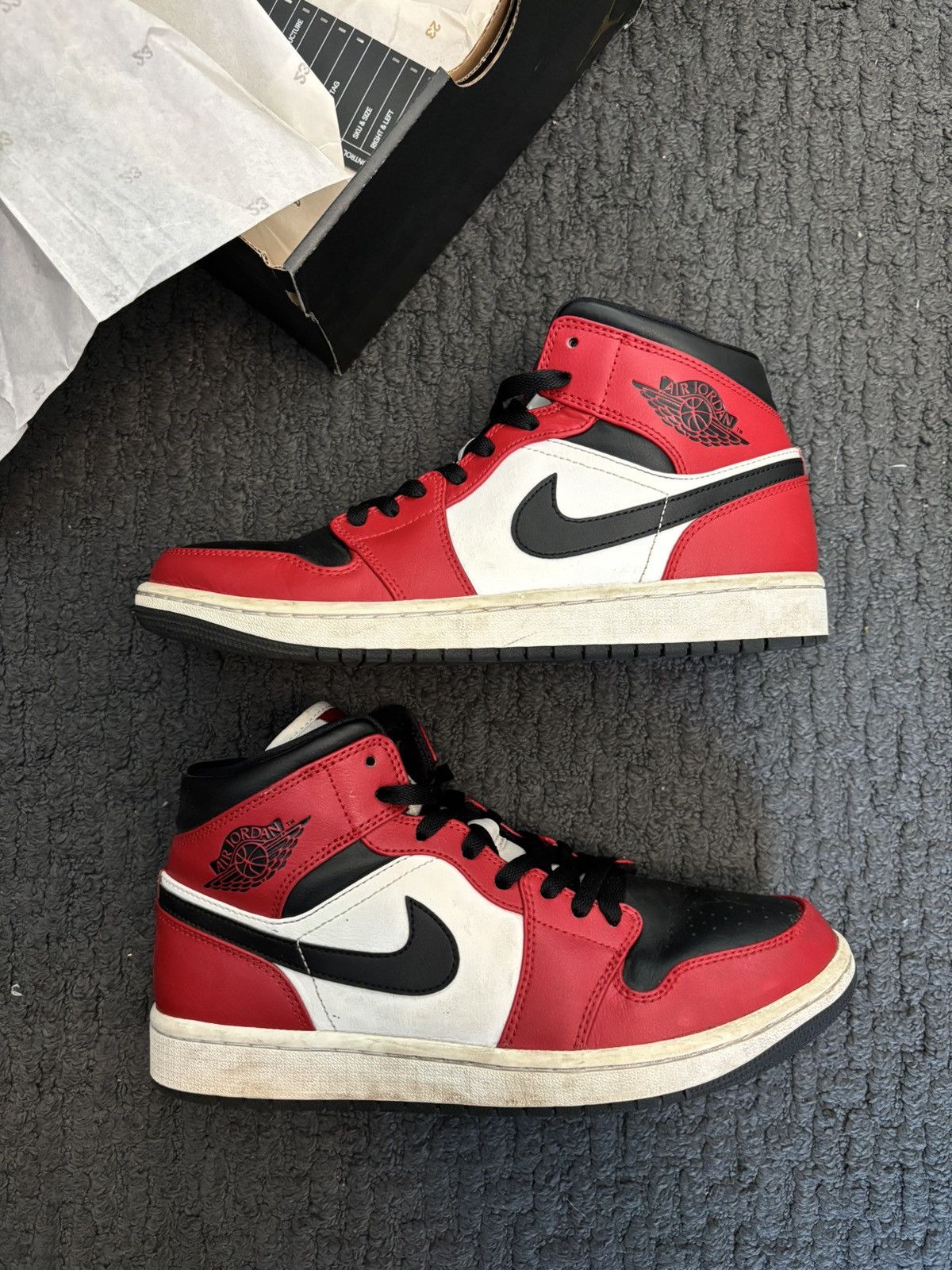 Air Jordan Mid Chicago Black Toe