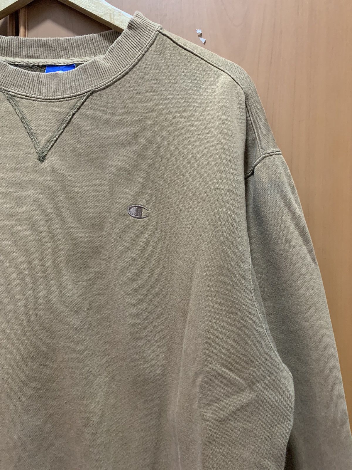 Champion Distressed Vintage Champion Crewneck Size US L / EU 52-54 / 3 - 5 Thumbnail
