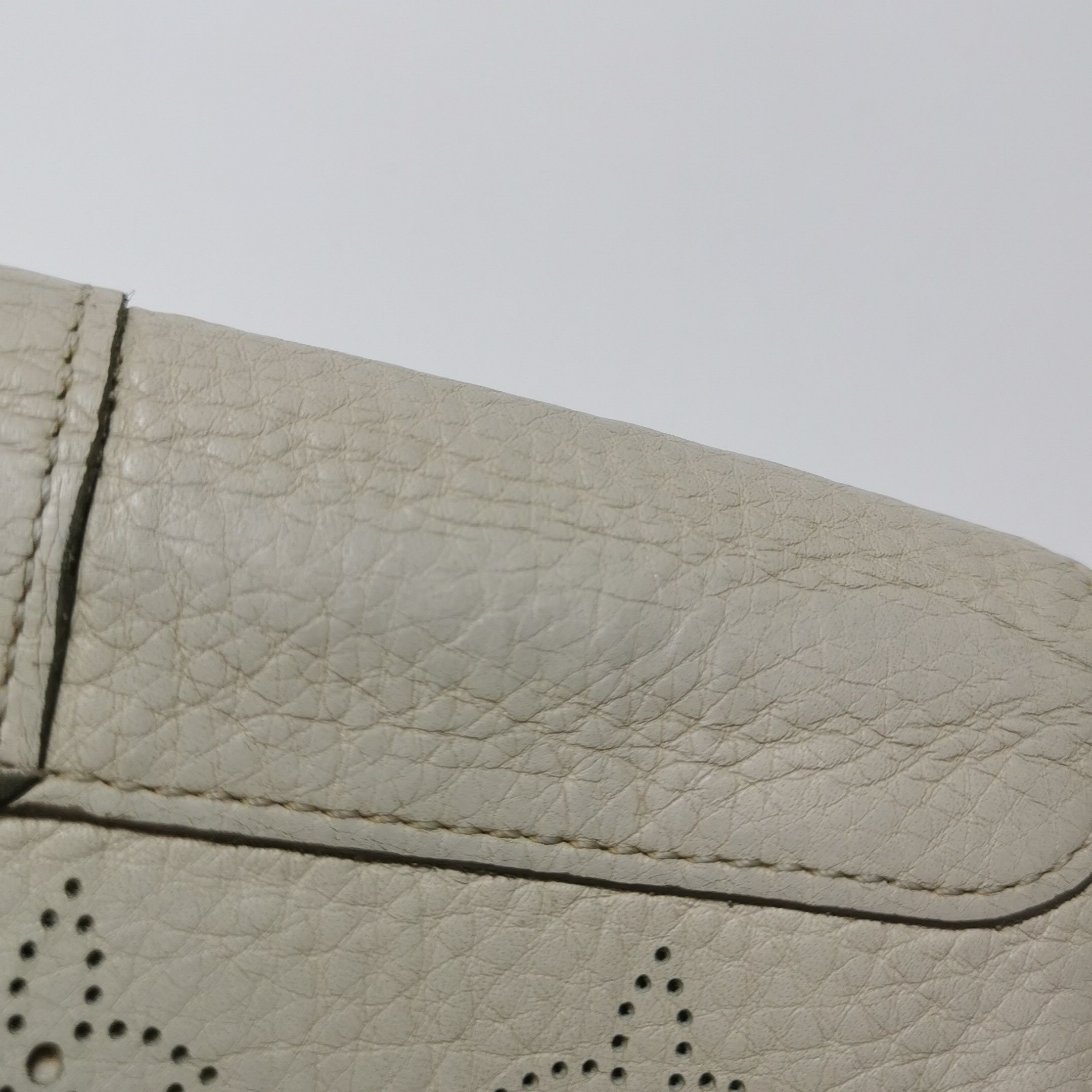 Louis Vuitton Louis Vuitton (LV) Mahina leather hollow monogram wallet -y Size ONE SIZE - 6 Thumbnail