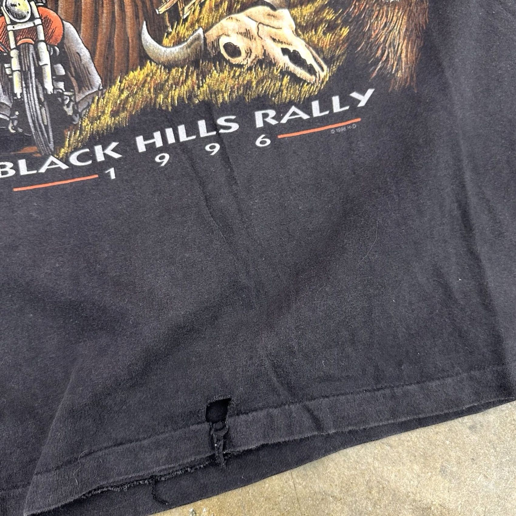 Harley Davidson VINTAGE Harley-Davidson T-Shirt Black Hills Sturgis Rally Wolf 1996 Beefy T L Men Shirt Size US L / EU 52-54 / 3 - 3 Thumbnail