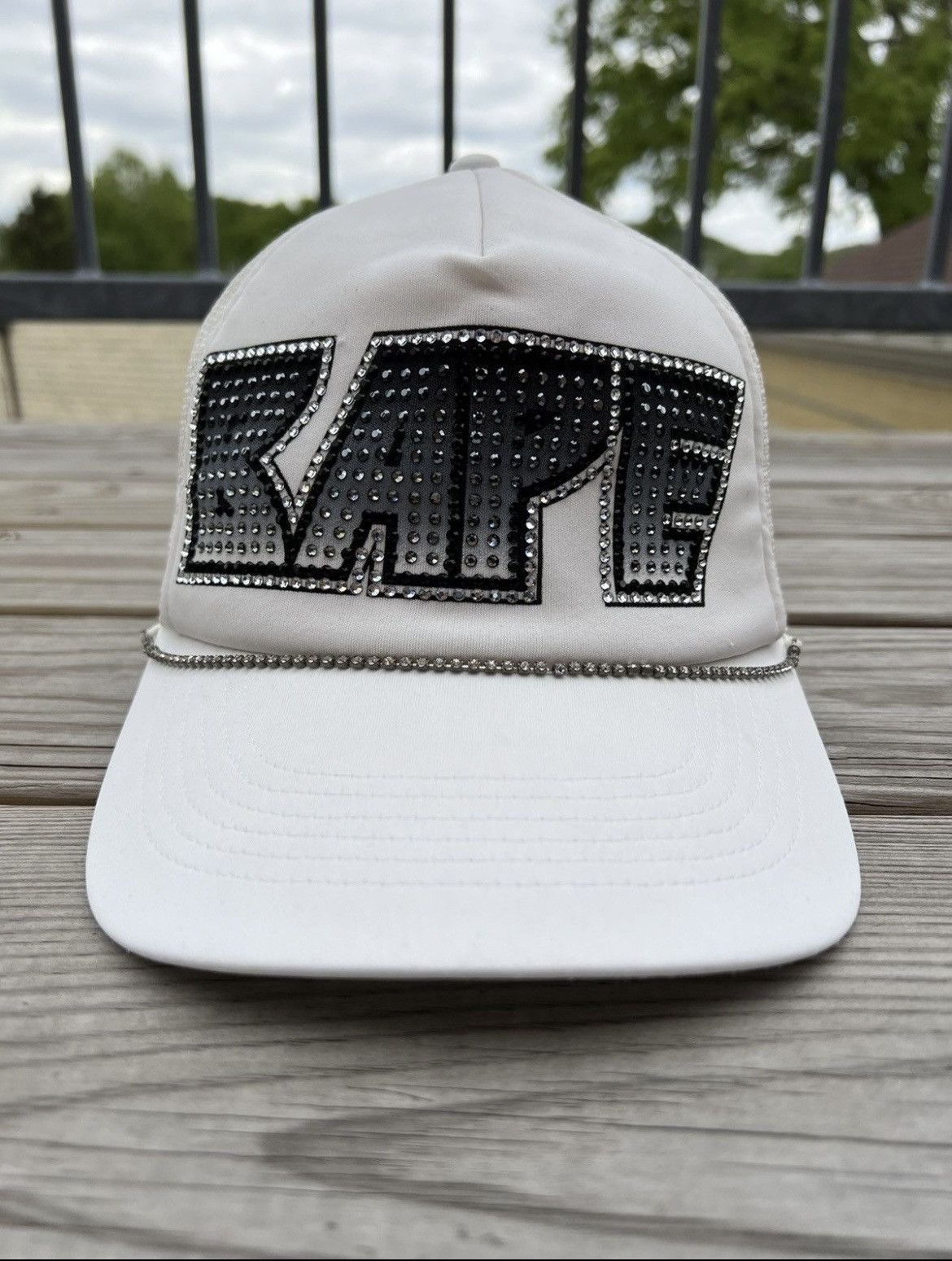 Bape × Swarovski 2006 Bape x Swarovski KISS Logo Trucker Hat White Size ONE SIZE - 1 Thumbnail