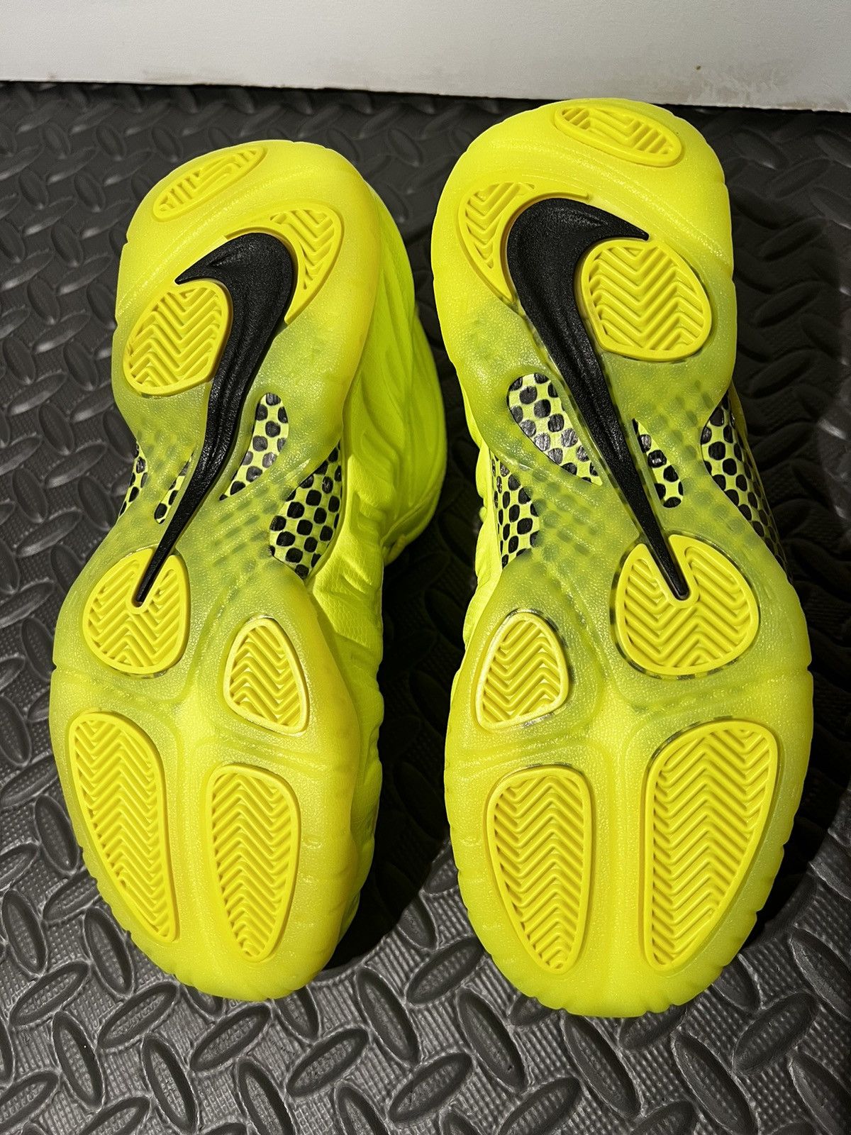 Nike NEW Nike Foamposite Pro Volt Green 2021 size 8 Womens Shoes Size US 8 / IT 38 - 9 Thumbnail