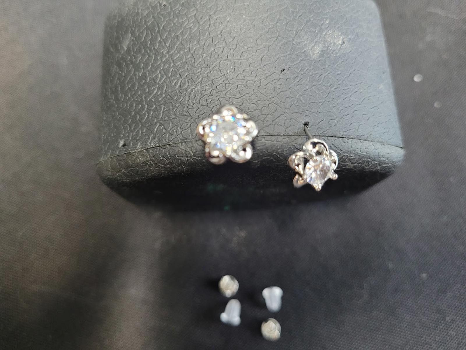 The Unbranded Brand Elegant Silver Tone Crystal Stud Earrings Sparkle & Shine Size ONE SIZE - 4 Thumbnail